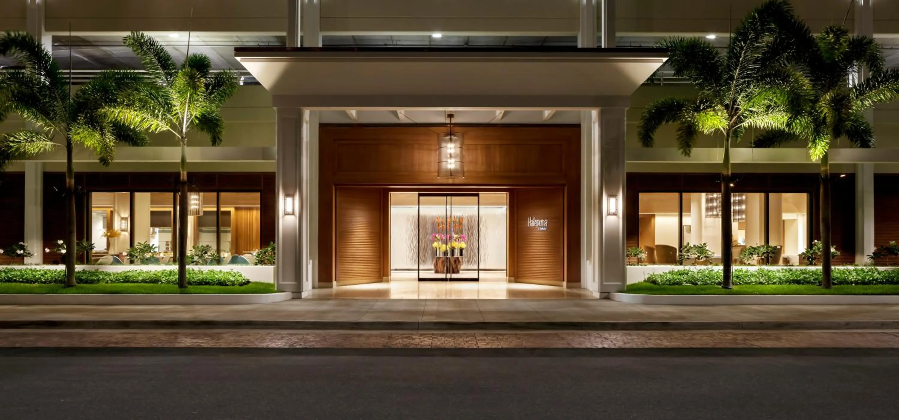 Facade/entrance in Halepuna Waikiki by Halekulani - NO RESORT FEE