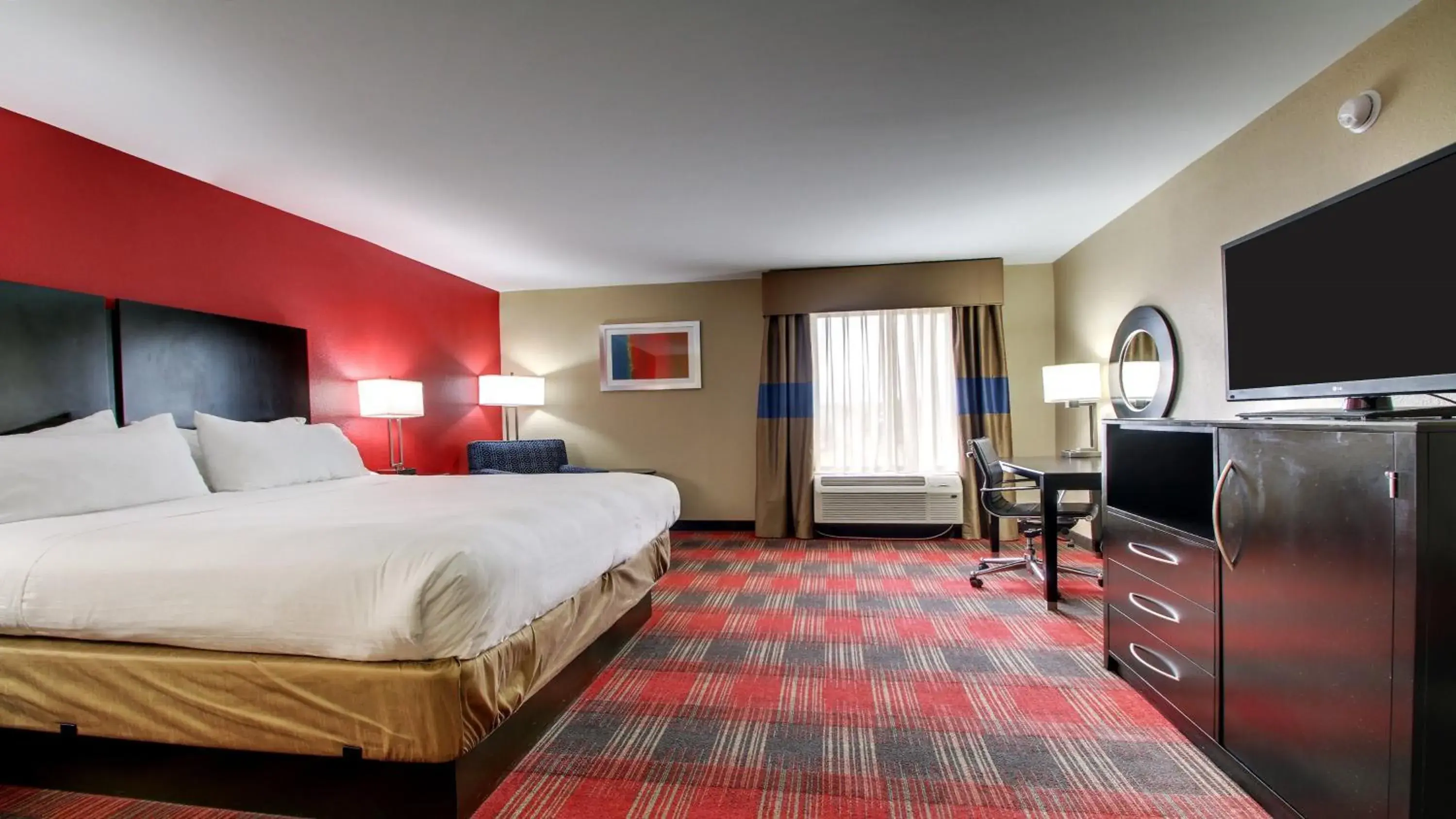 Standard King Room in Holiday Inn Express & Suites Jackson Downtown - Coliseum by IHG Standard King Room in Holiday Inn Express & Suites Jackson Downtown - Coliseum by IHG