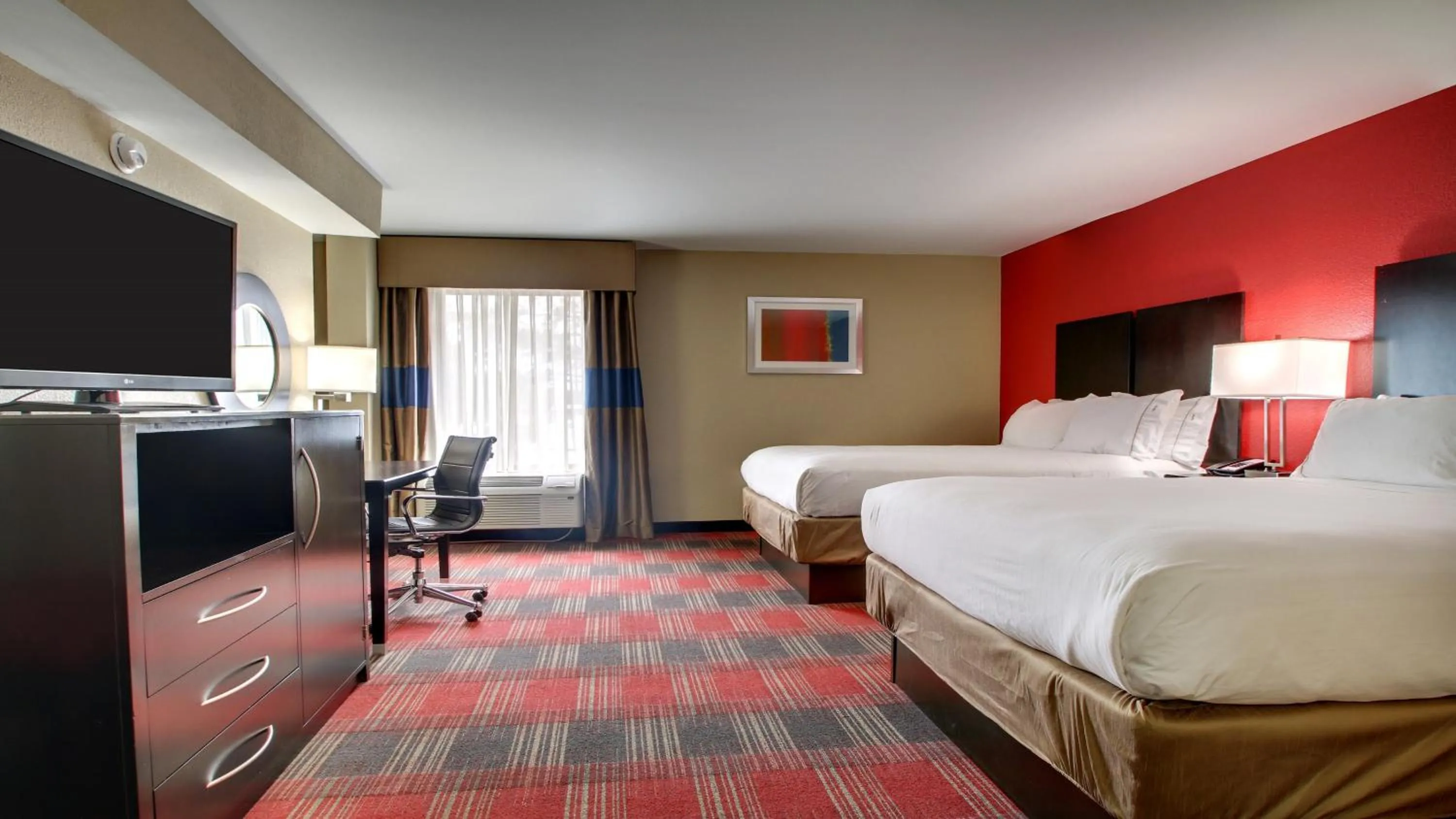 Photo of the whole room, Bed in Holiday Inn Express & Suites Jackson Downtown - Coliseum by IHG
