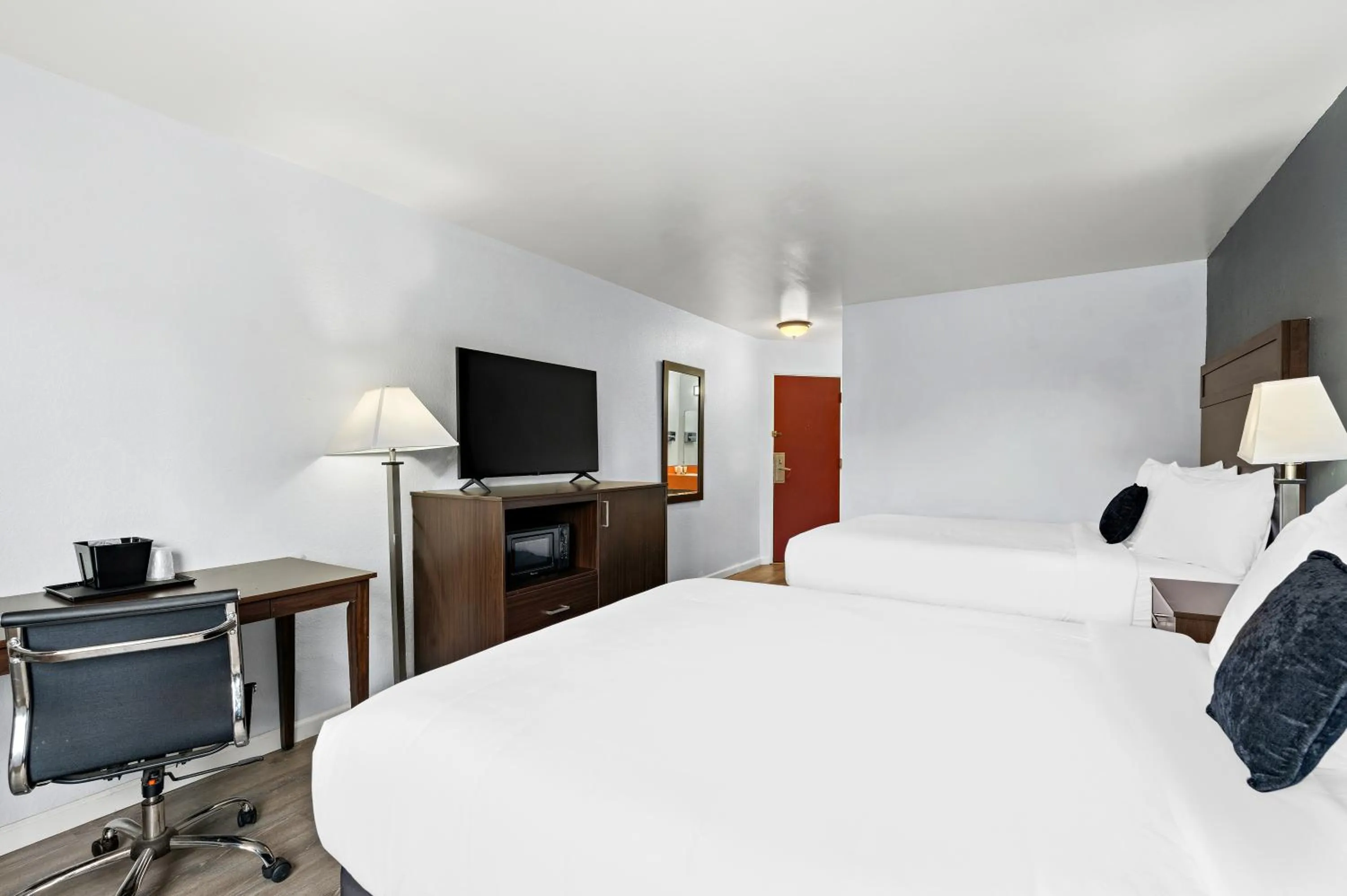 TV and multimedia, Bed in Red Lion Inn & Suites Yakima