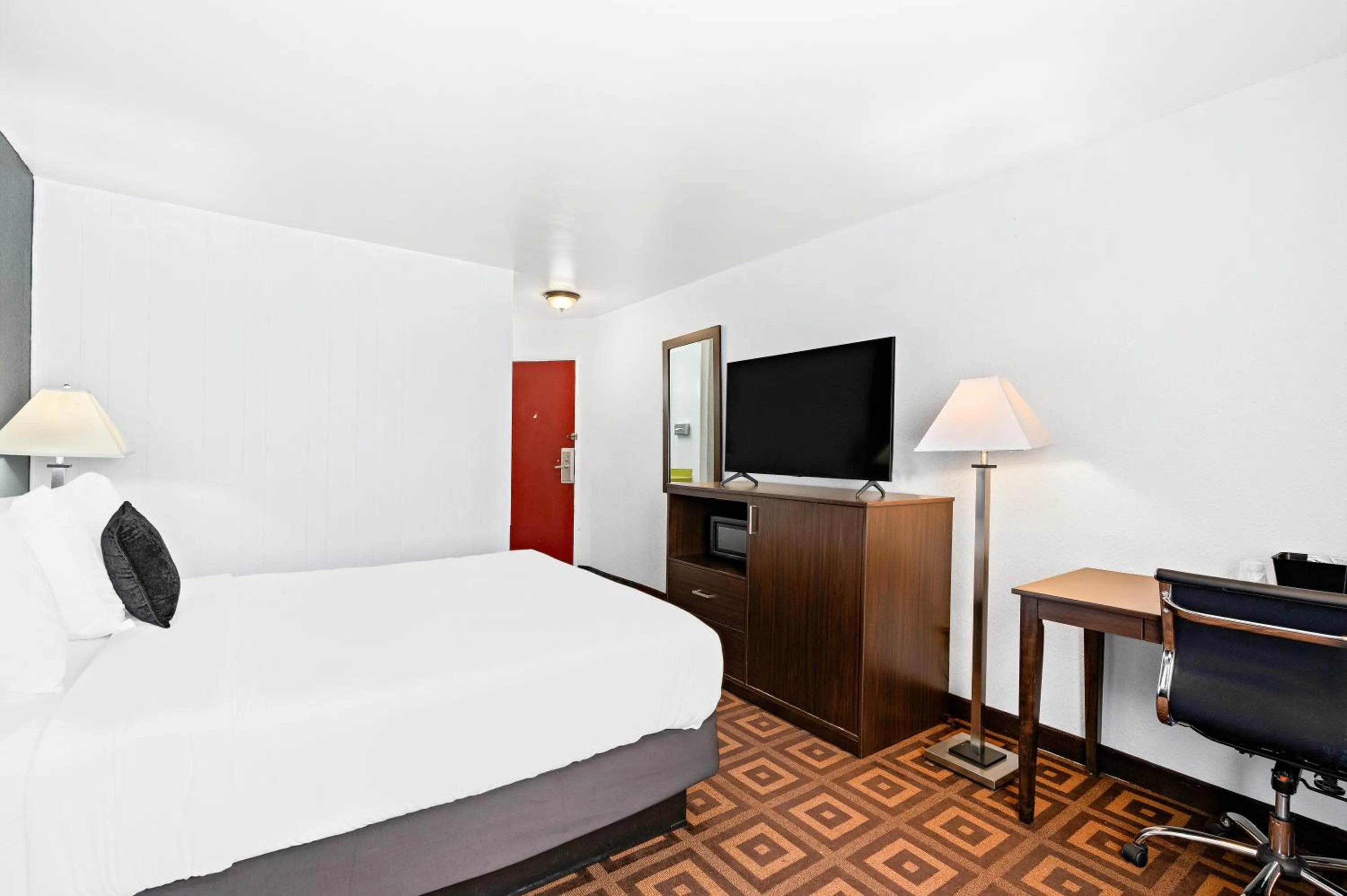 Photo of the whole room, Bed in Red Lion Inn & Suites Yakima