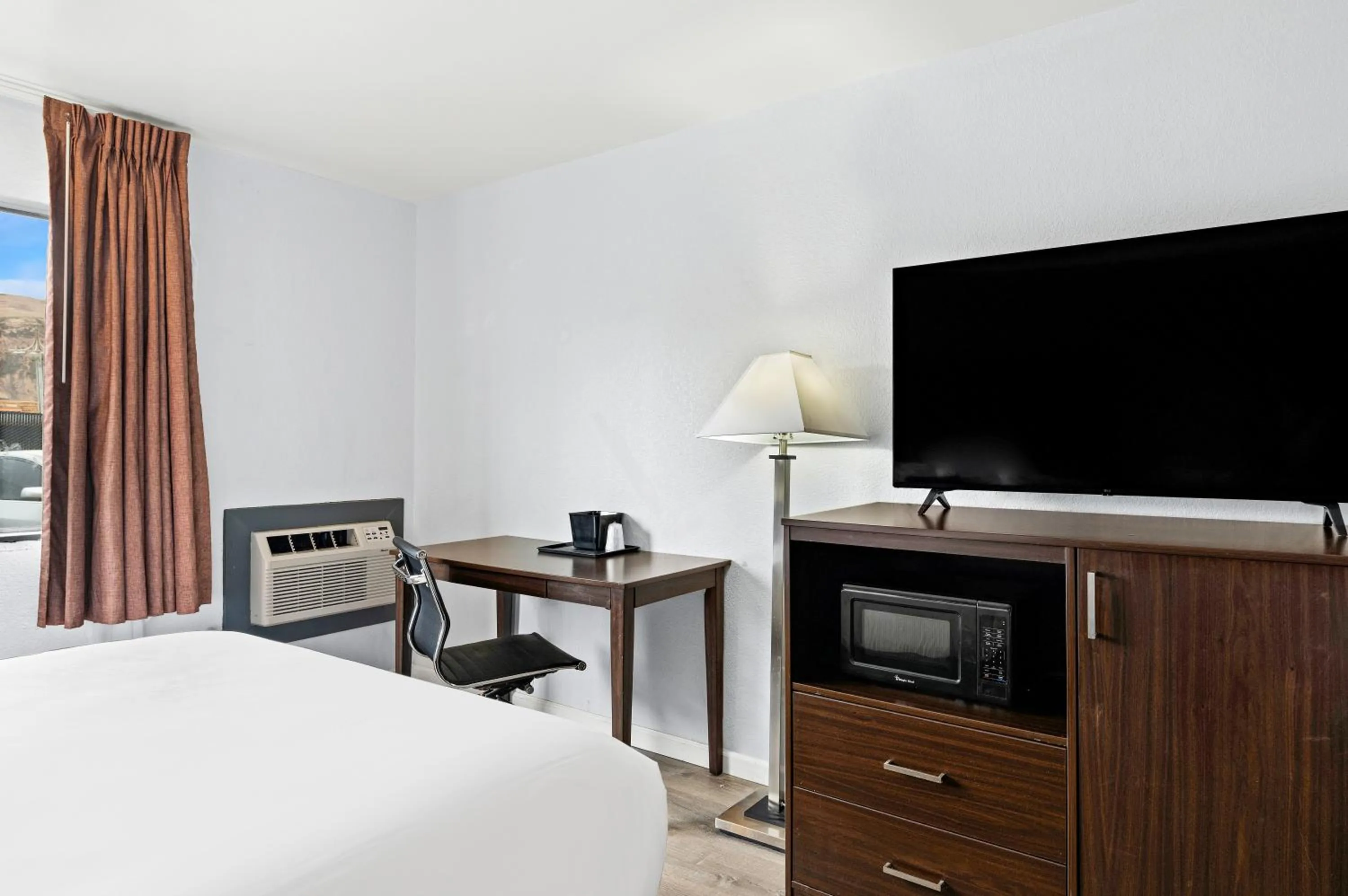 Bed in Red Lion Inn & Suites Yakima