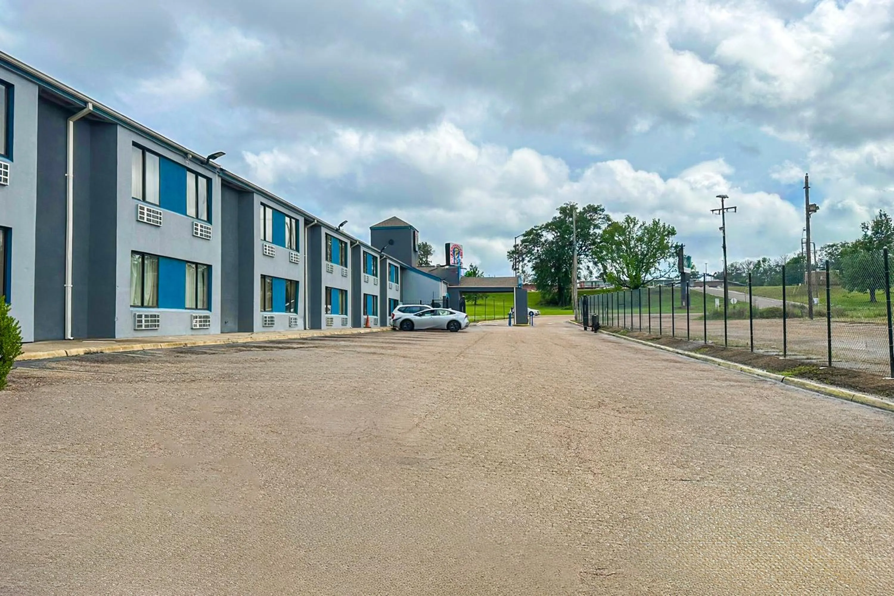 Parking in Relax Inn By Oyo Jackson MS Hwy 80 I-20