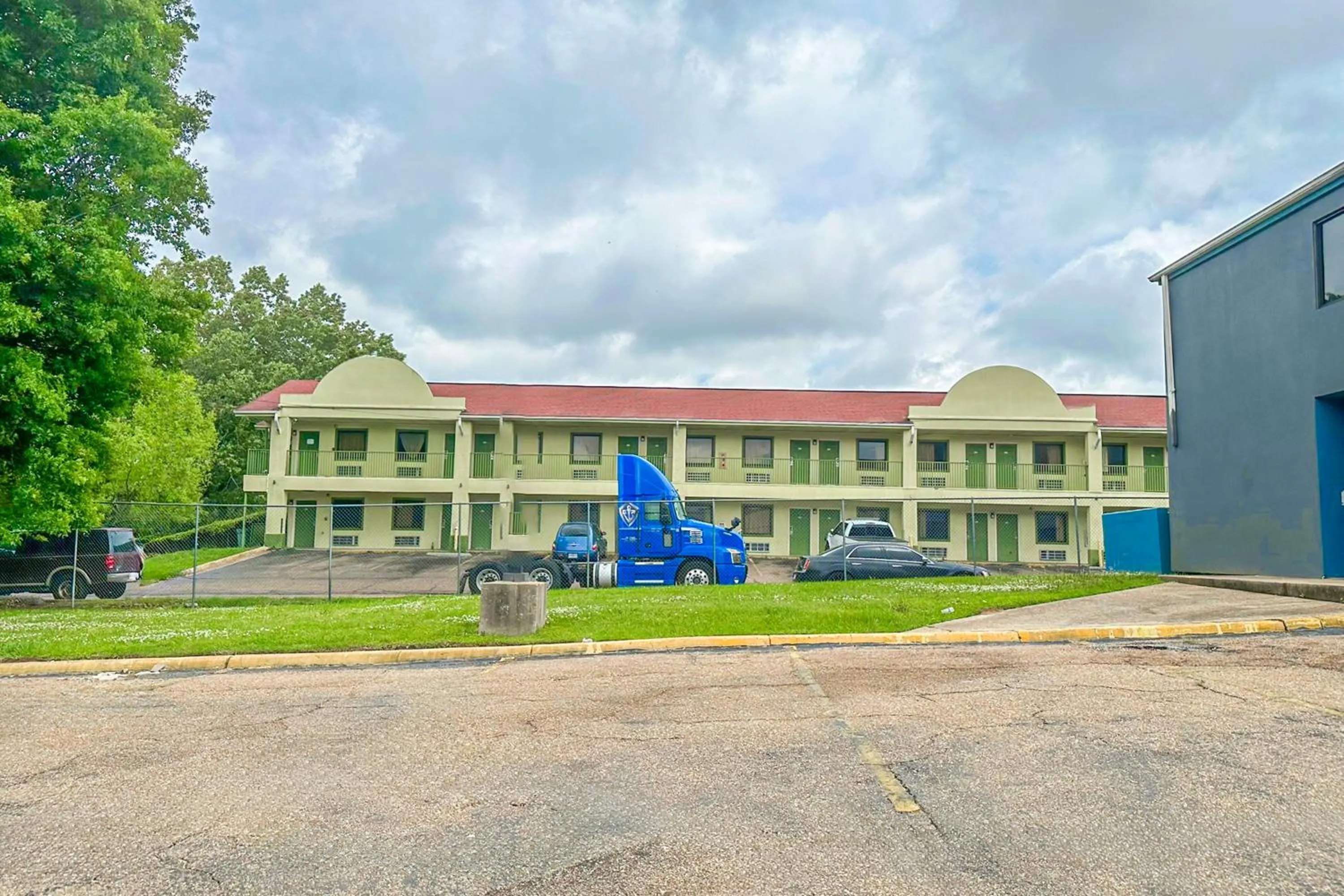 Parking in Relax Inn By Oyo Jackson MS Hwy 80 I-20