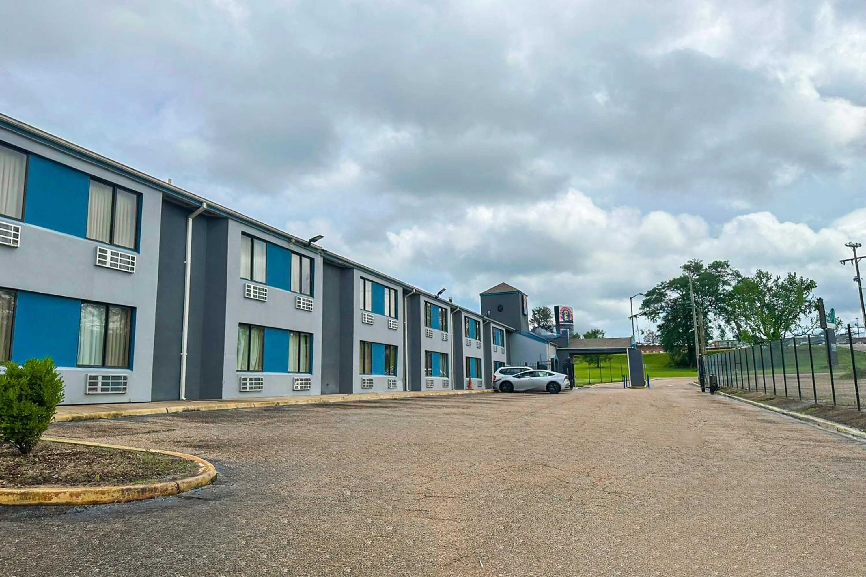 Parking in Relax Inn By Oyo Jackson MS Hwy 80 I-20