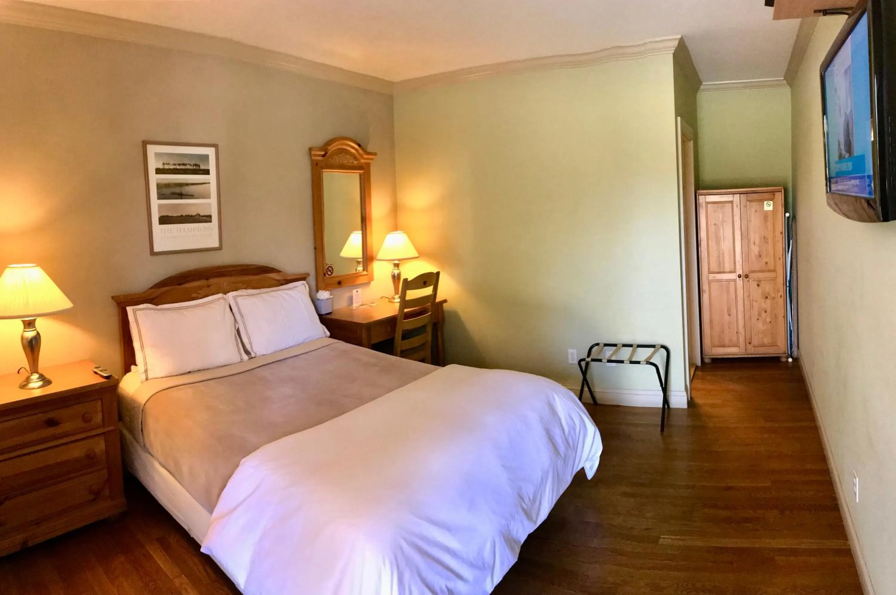 Photo of the whole room, Bed in Southampton Long Island Hotel