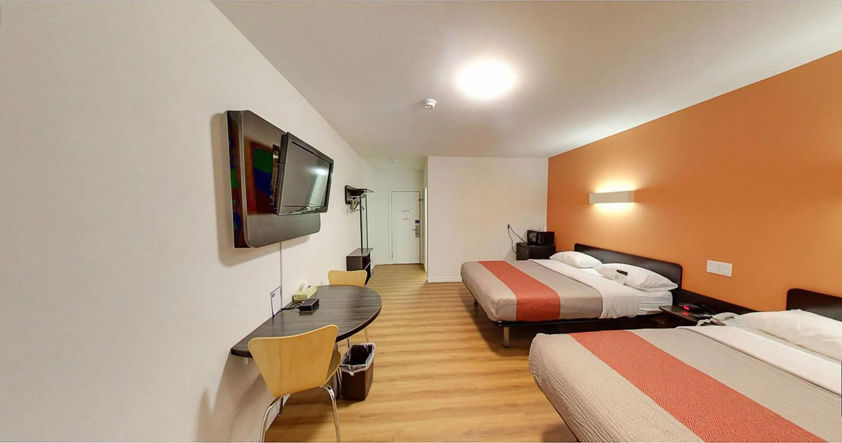 Photo of the whole room, Bed in Motel 6-Sudbury, ON