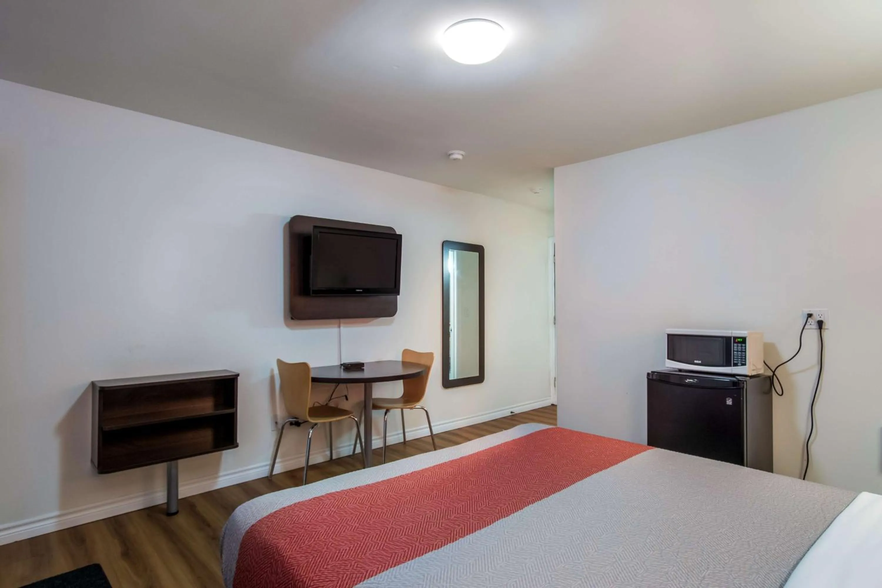 Photo of the whole room, Bed in Motel 6-Sudbury, ON