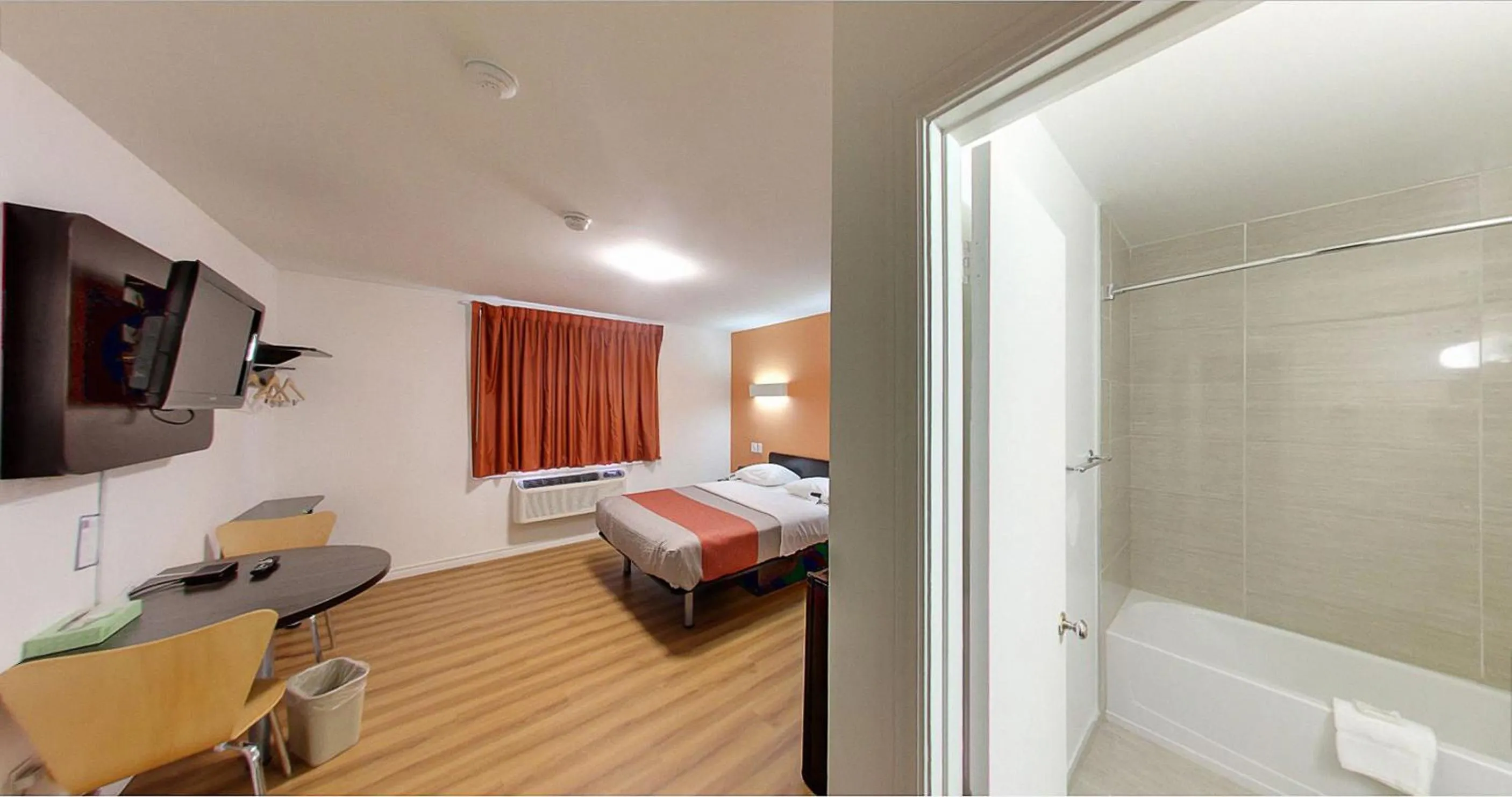 Photo of the whole room, Bed in Motel 6-Sudbury, ON