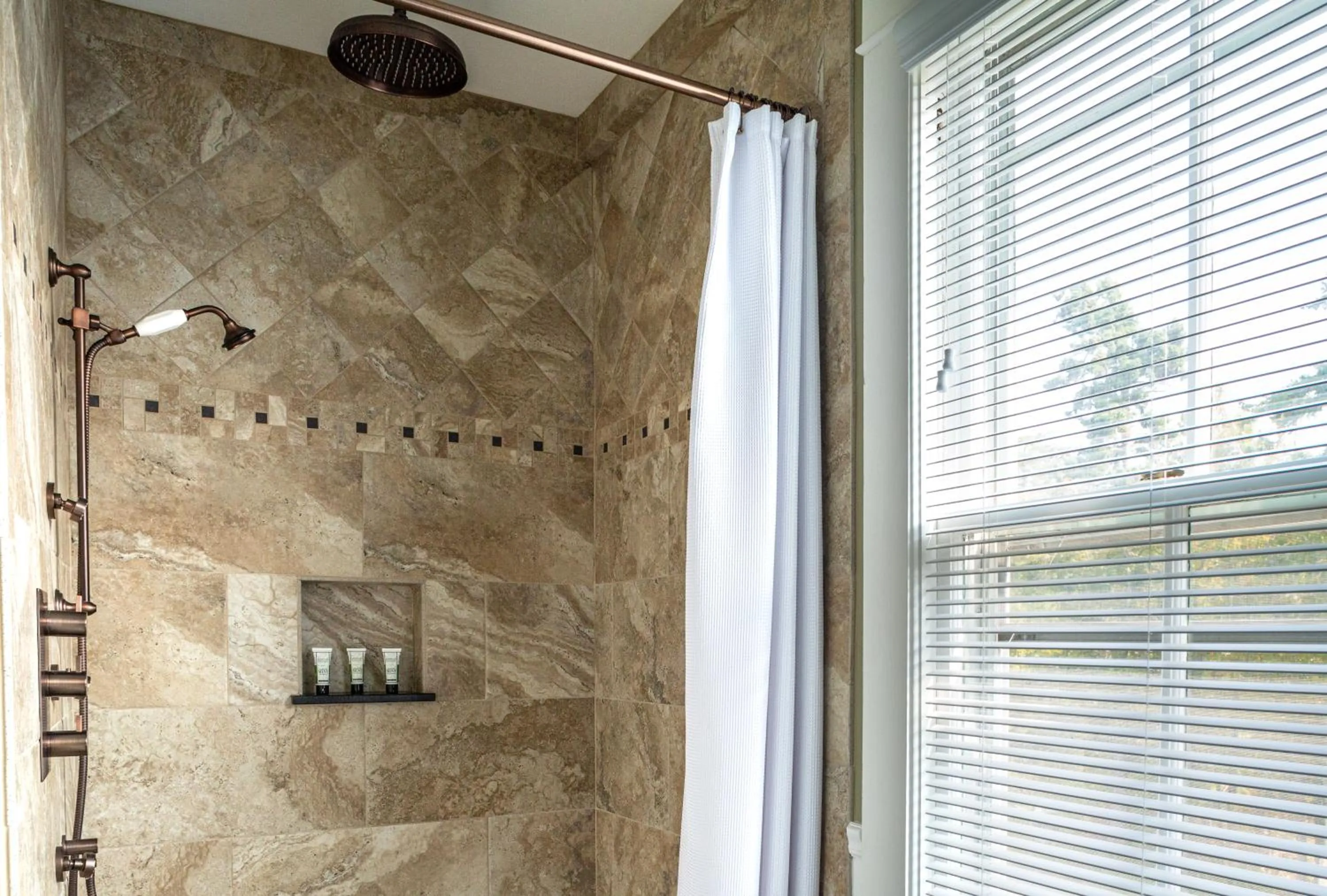 Shower in Captain Nickels Inn