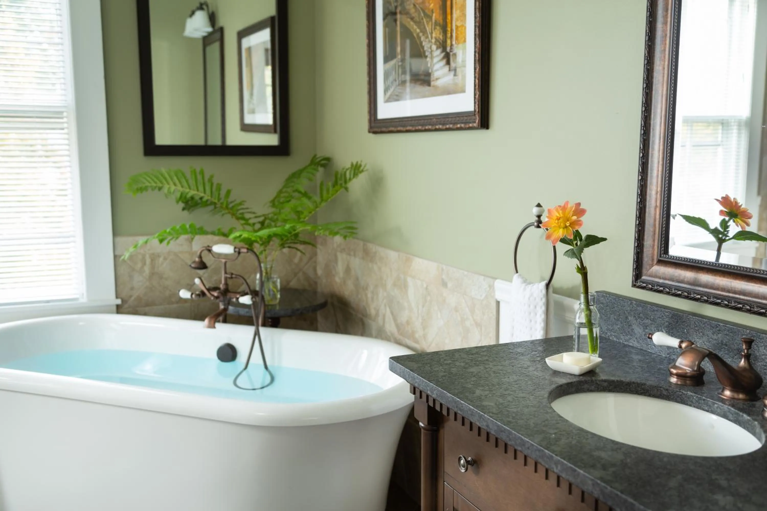 Bathroom in Captain Nickels Inn