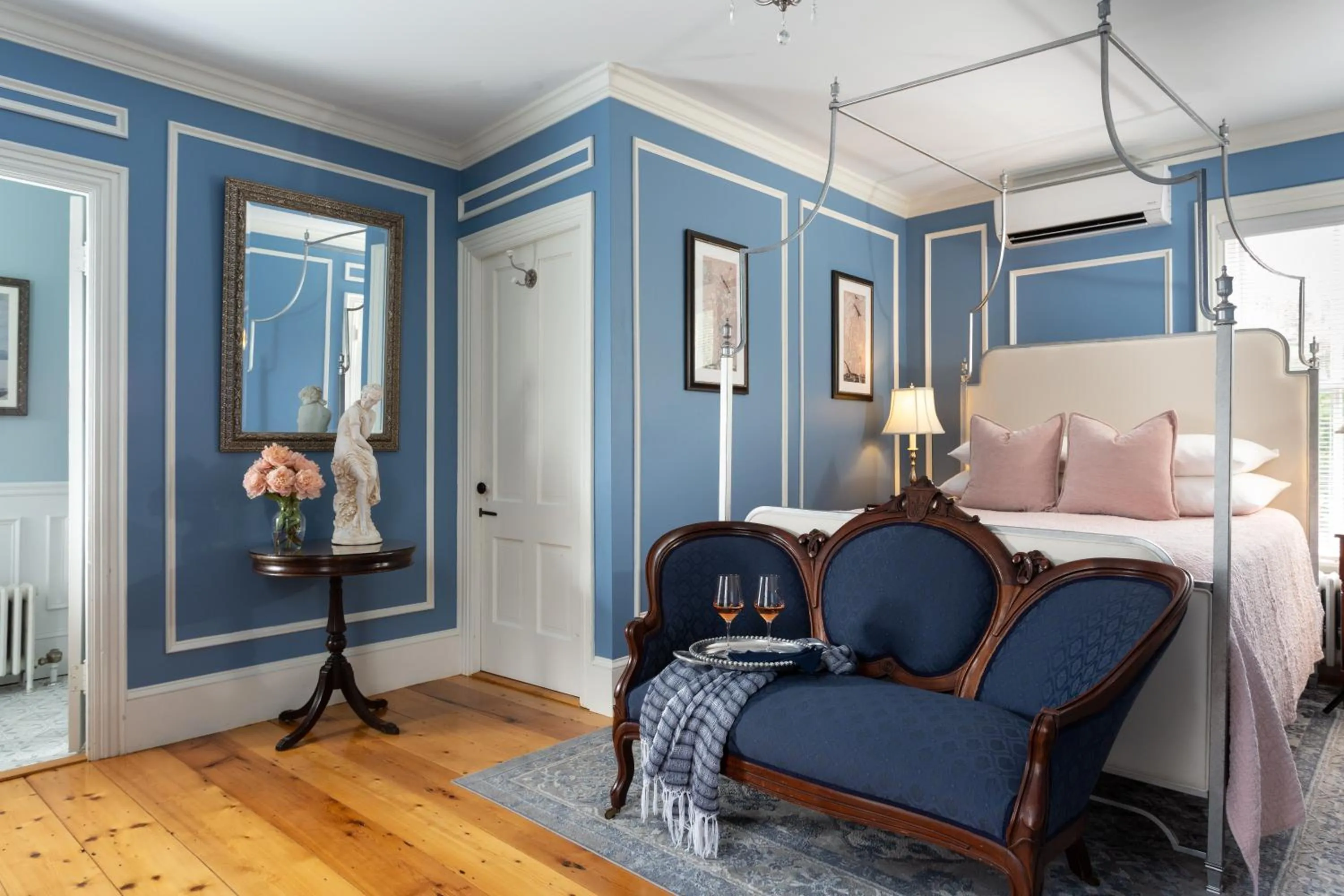Bedroom in Captain Nickels Inn