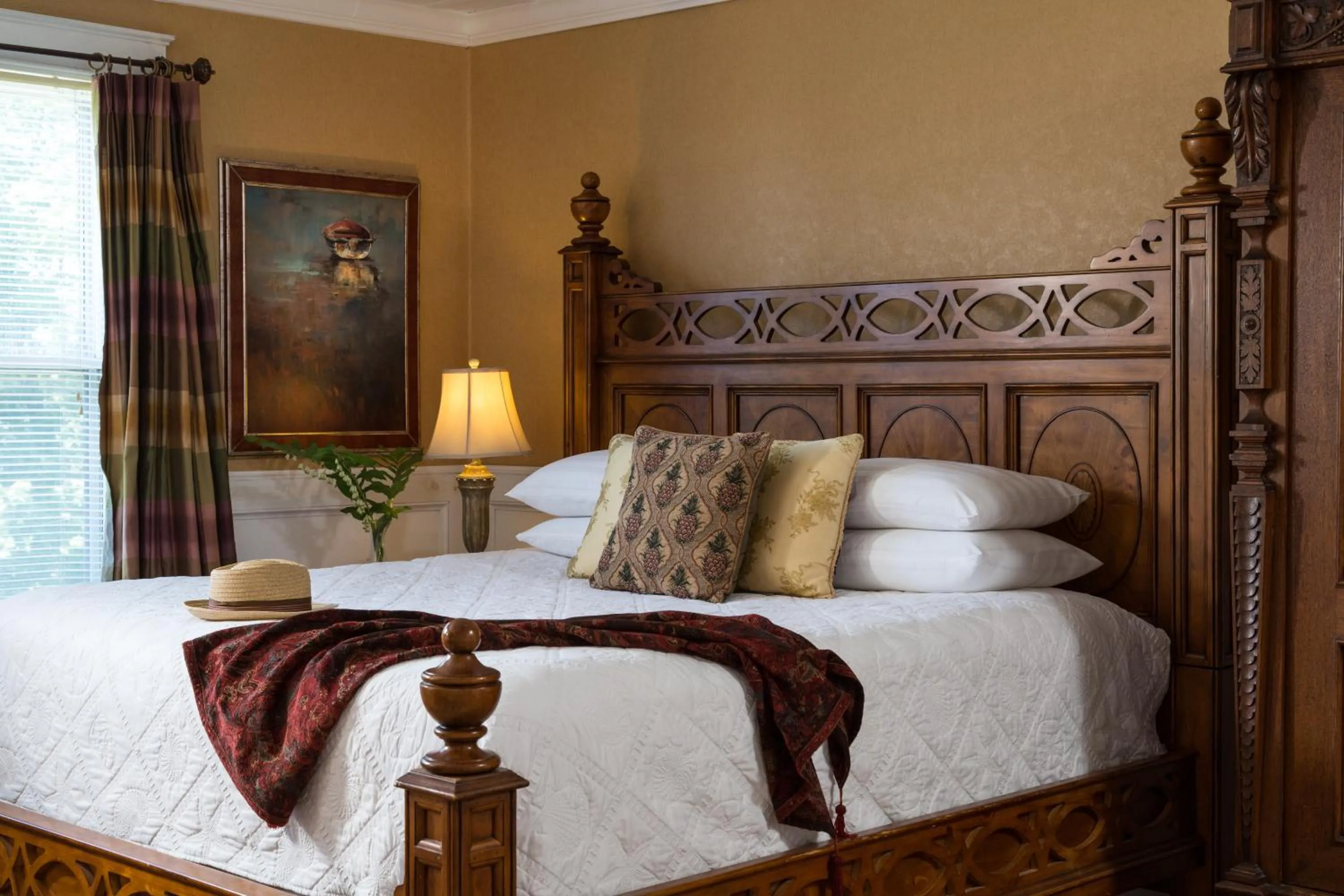 Bed in Captain Nickels Inn