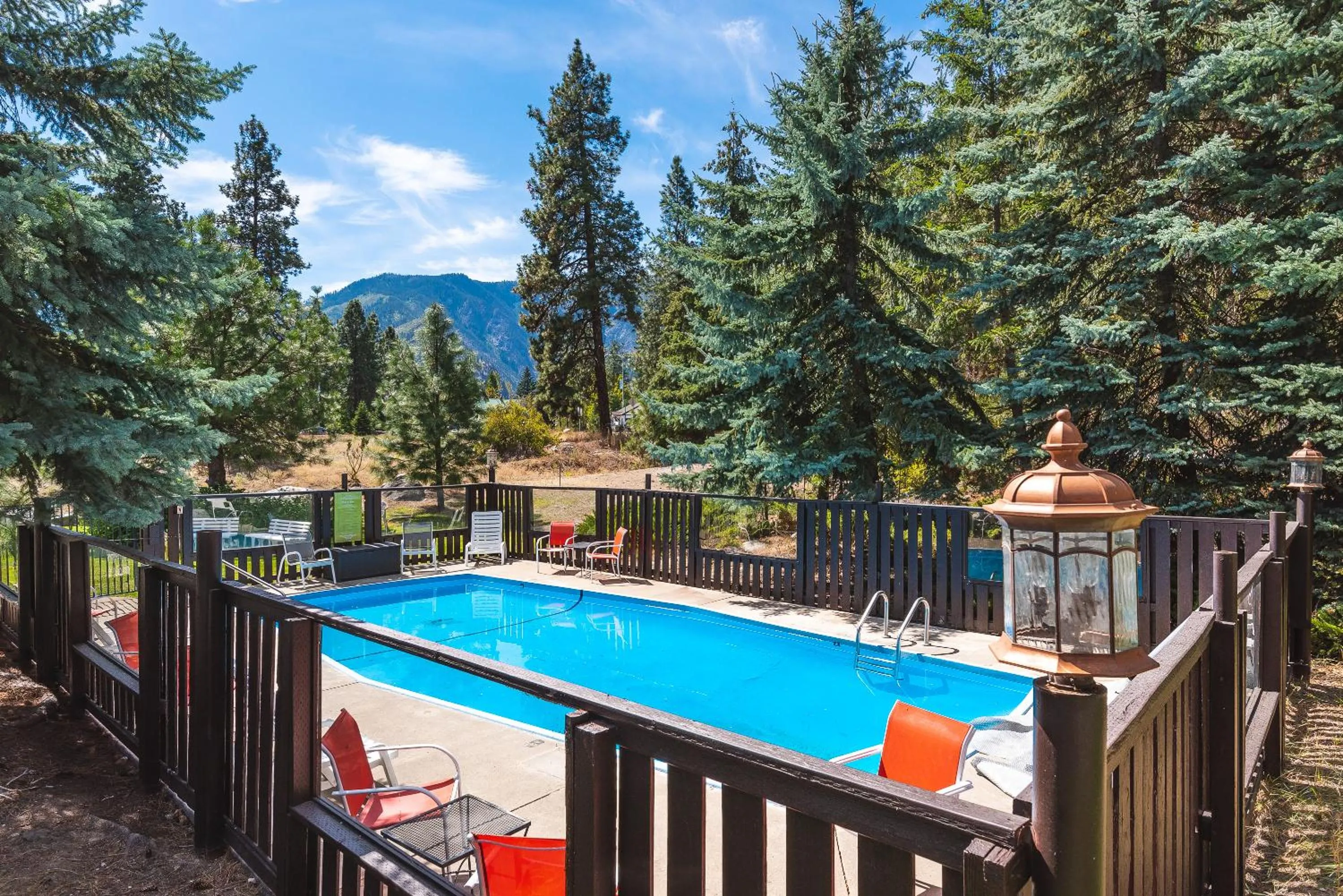 Swimming pool in Alpine Rivers Inn