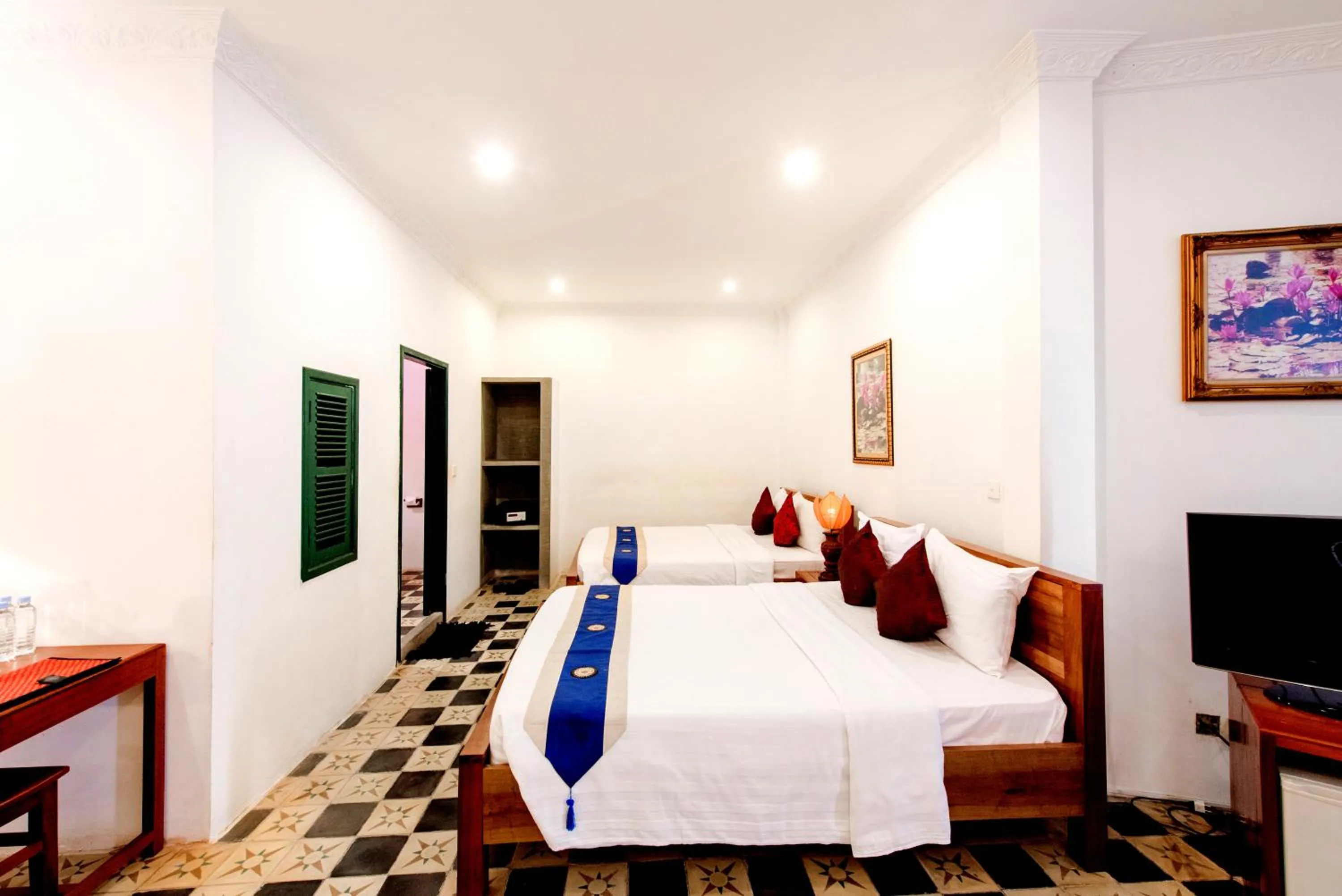 Bathroom, Bed in Residence Wat Damnak