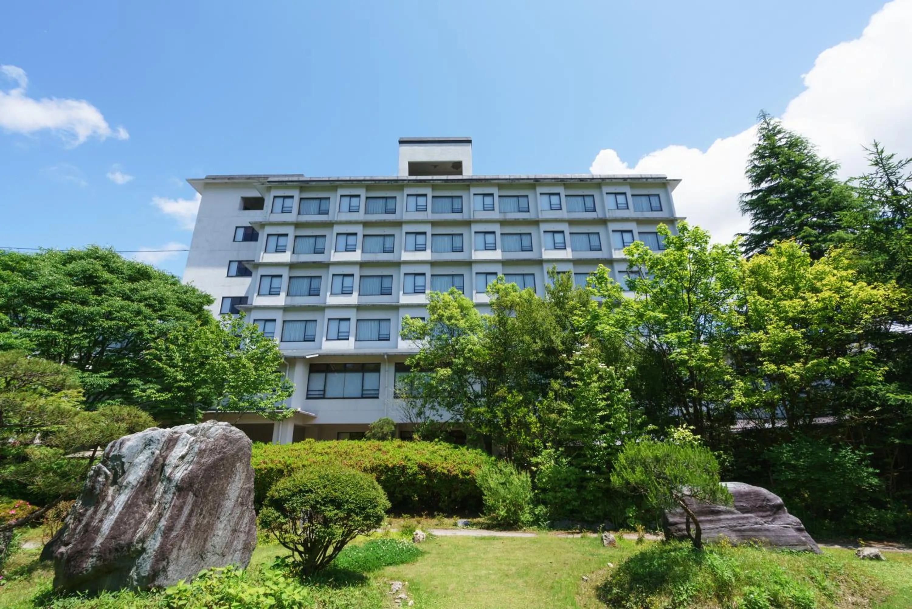 Property building in Hotel Hoho "A hotel overlooking the Echigo Plain and the Yahiko mountain range" formerly Hotel Oohashi Yakata-no-Yu