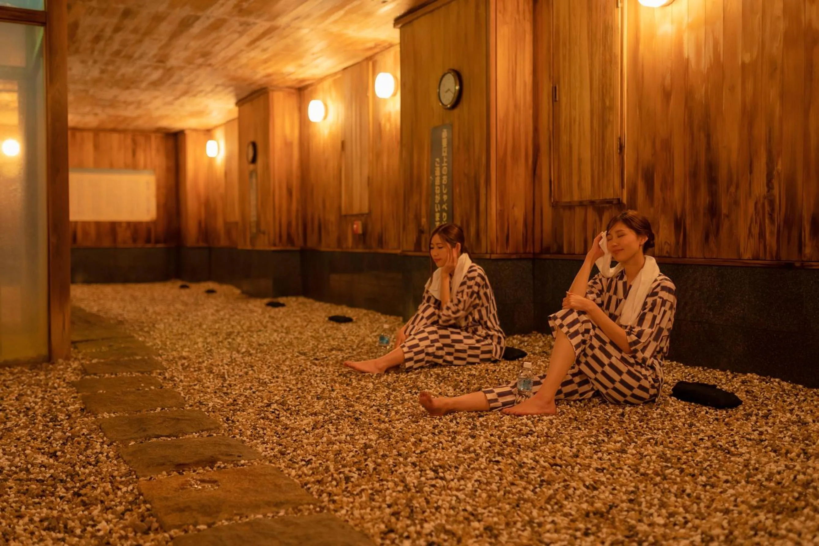 People in Hotel Hoho "A hotel overlooking the Echigo Plain and the Yahiko mountain range" formerly Hotel Oohashi Yakata-no-Yu