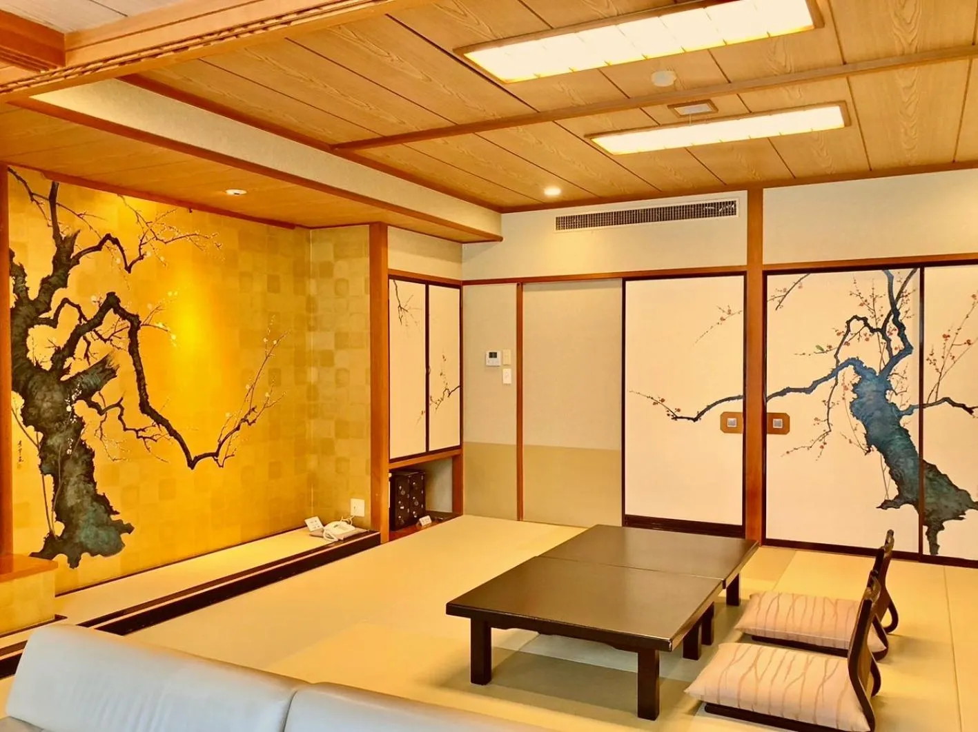 Photo of the whole room, Bed in Hotel Hoho "A hotel overlooking the Echigo Plain and the Yahiko mountain range" formerly Hotel Oohashi Yakata-no-Yu