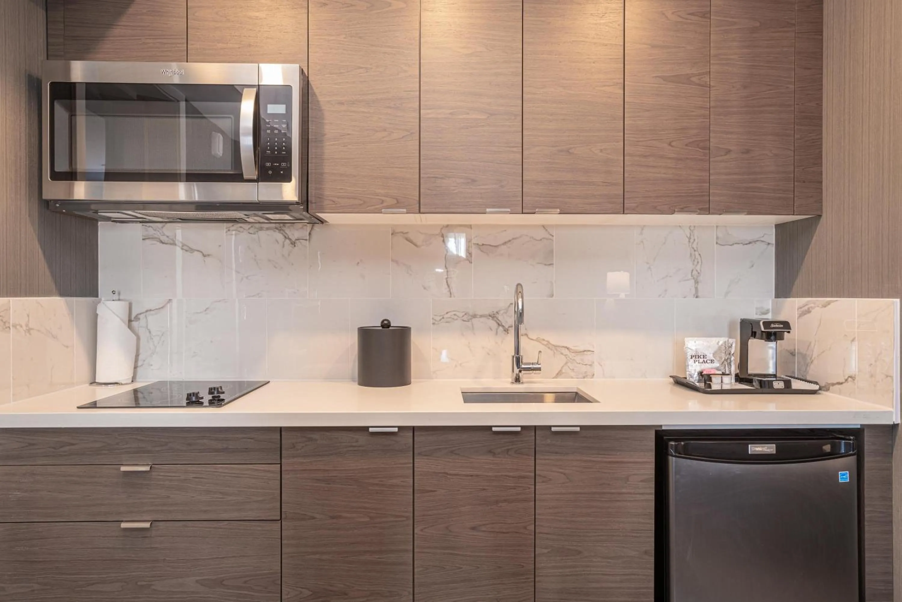 Kitchen or kitchenette in Sandman Signature Ottawa Airport Hotel