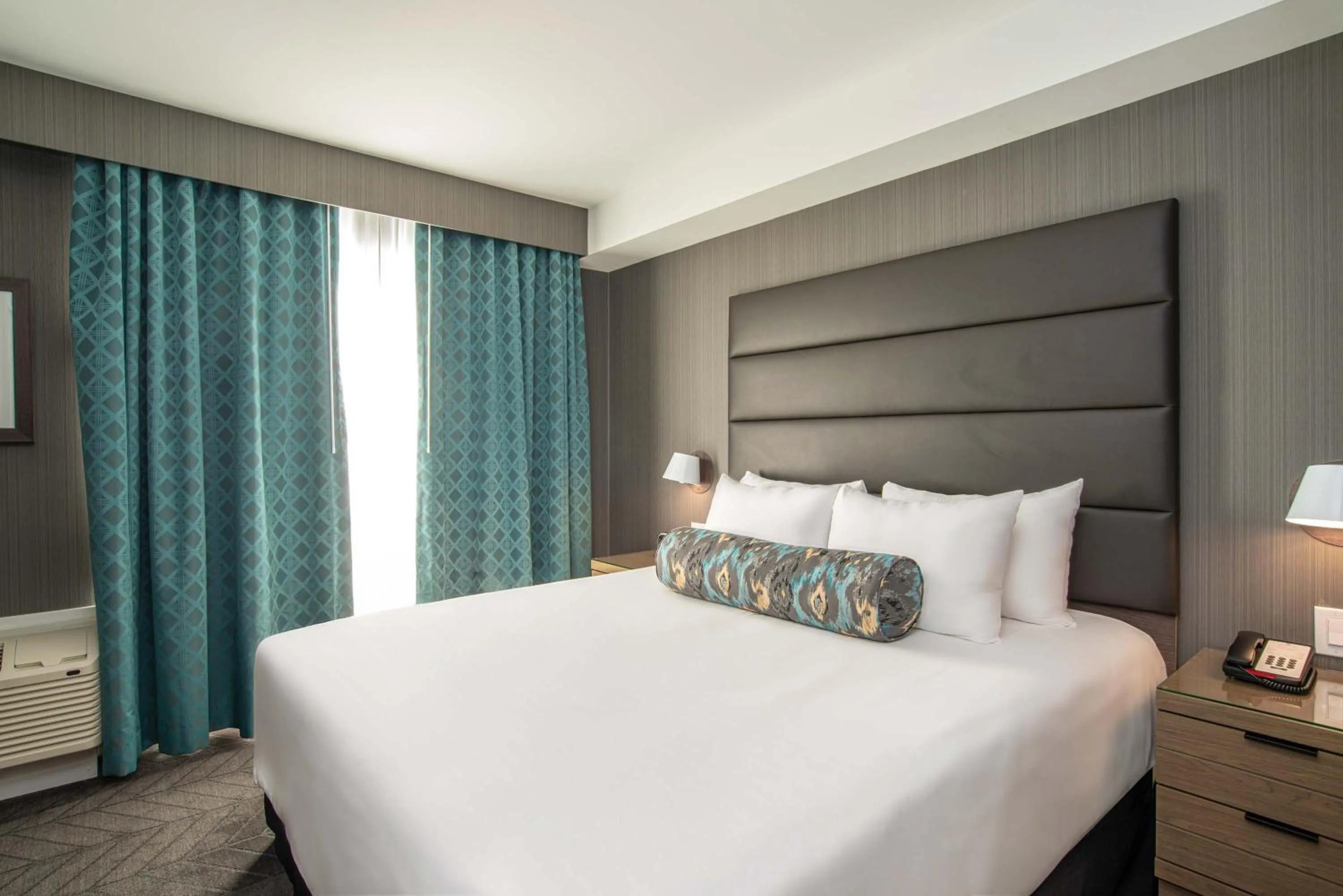 Photo of the whole room, Bed in Sandman Signature Ottawa Airport Hotel