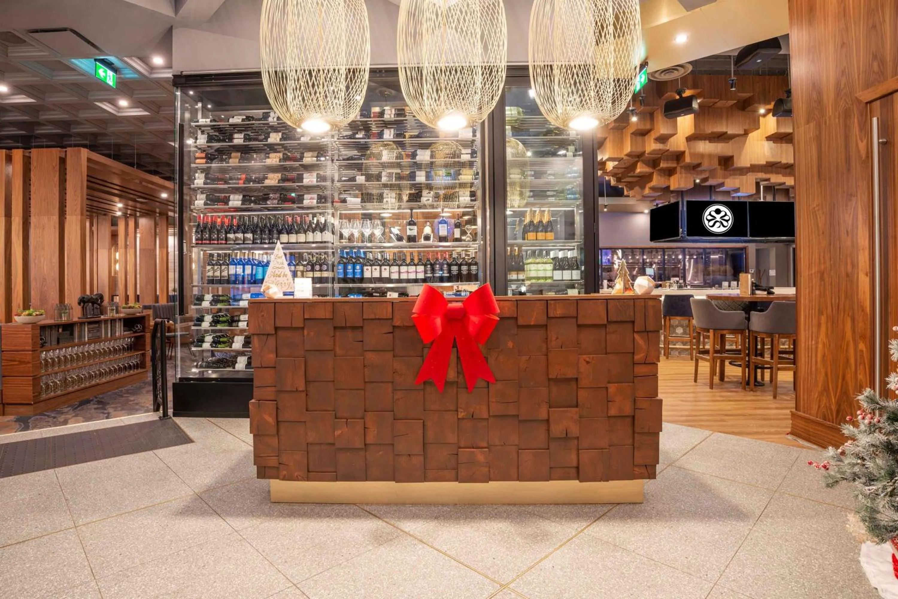 Restaurant/places to eat in Sandman Signature Ottawa Airport Hotel