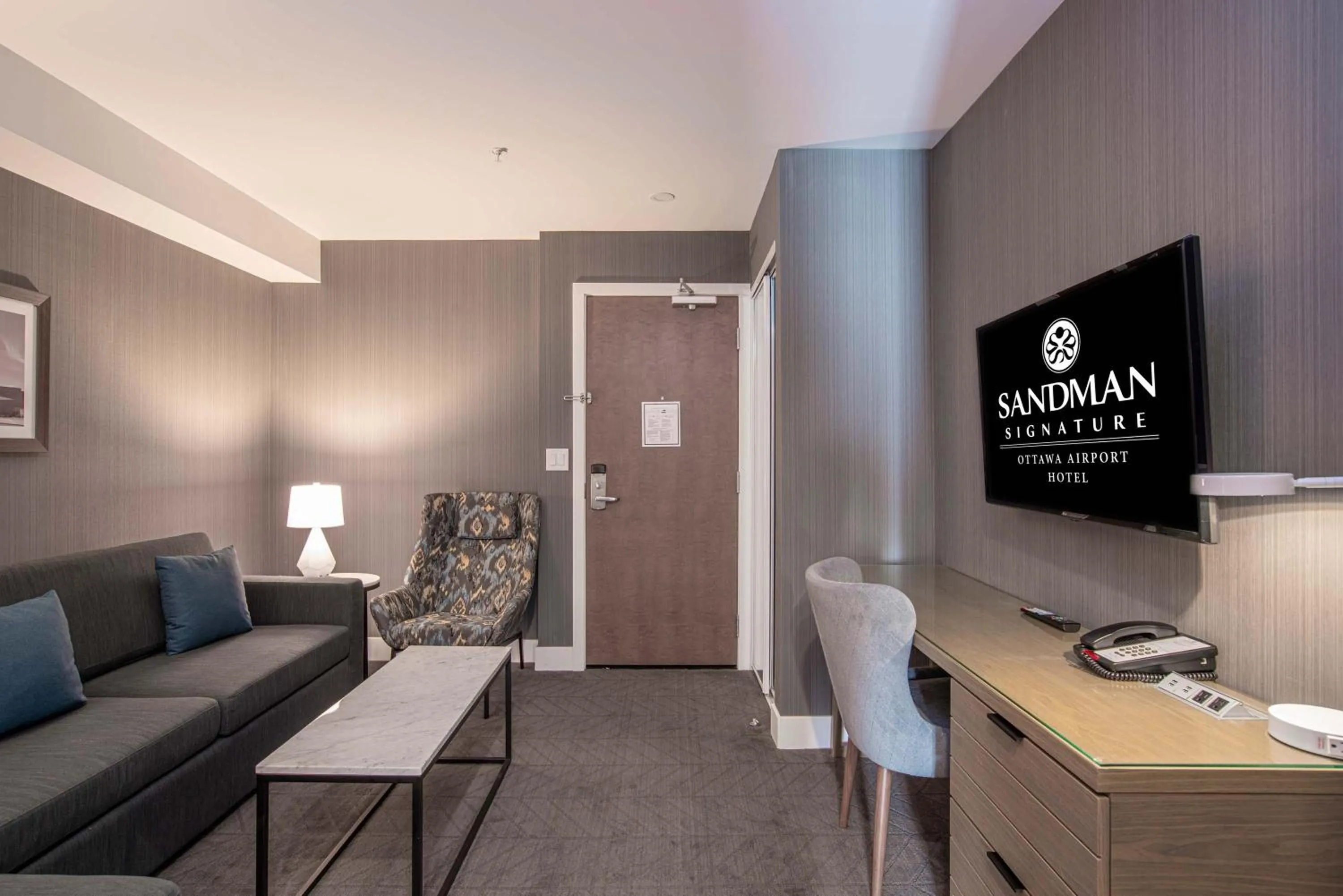 Photo of the whole room in Sandman Signature Ottawa Airport Hotel