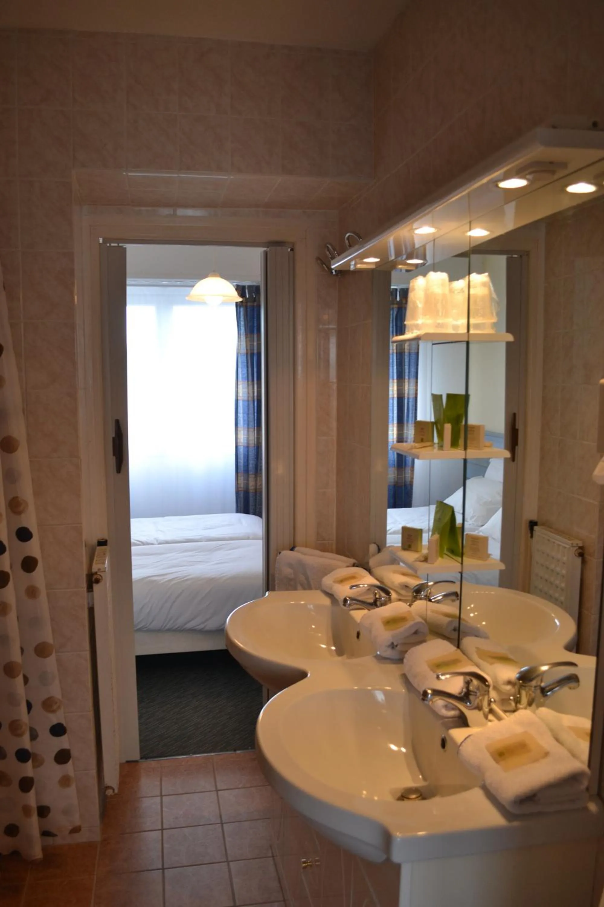 Bathroom in Hotel De Bretagne
