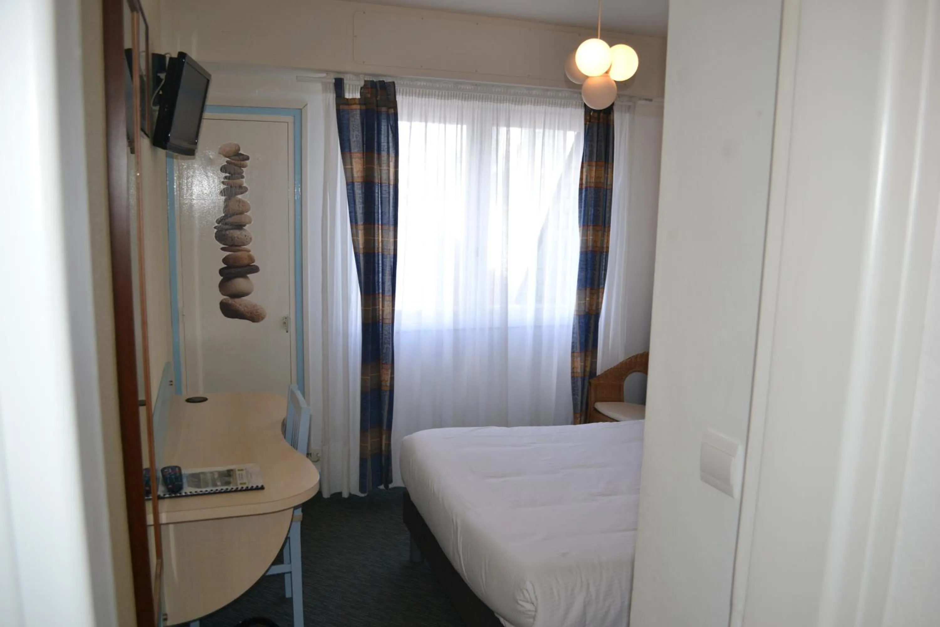 Bed in Hotel De Bretagne