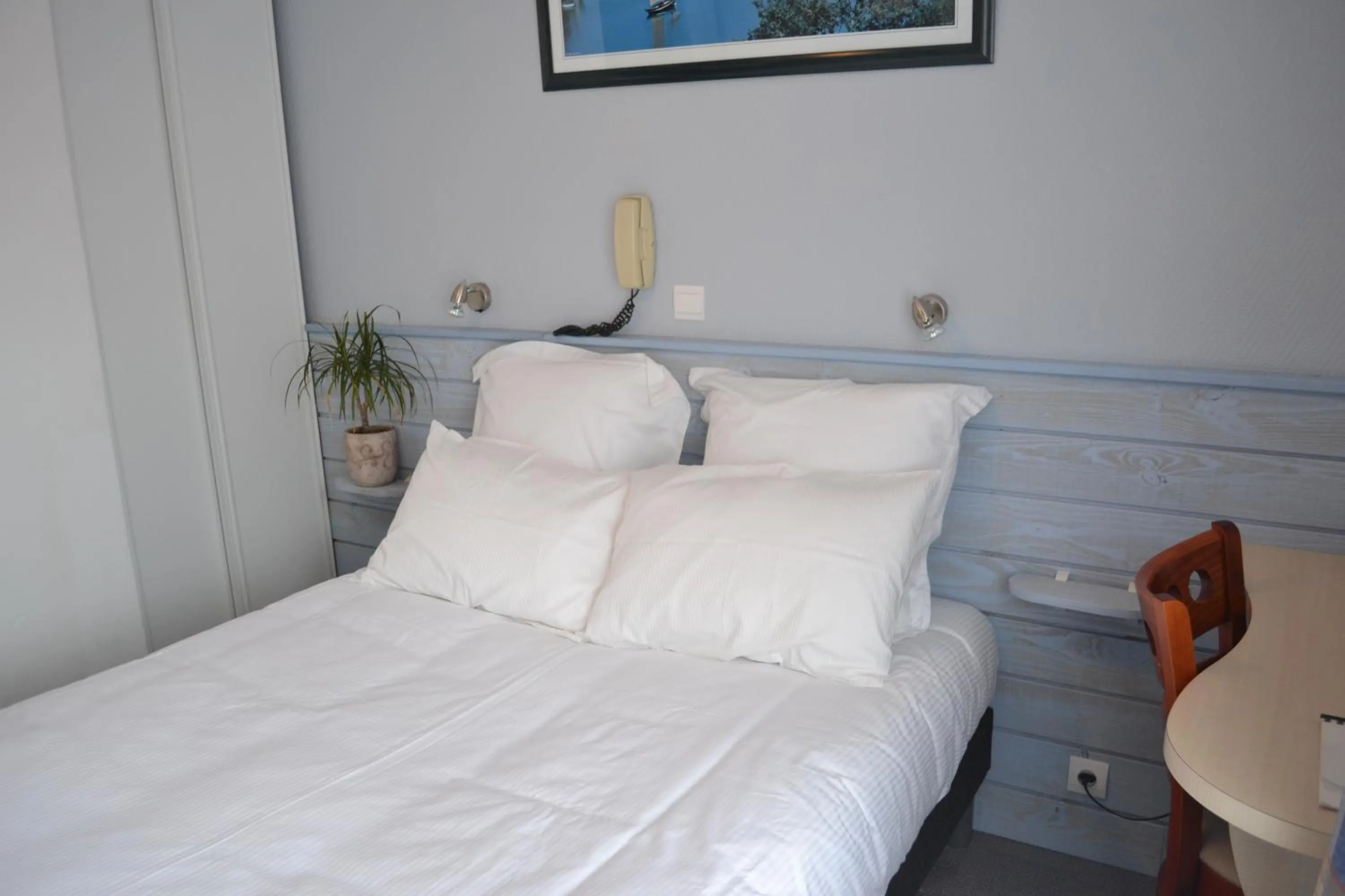 Bed in Hotel De Bretagne