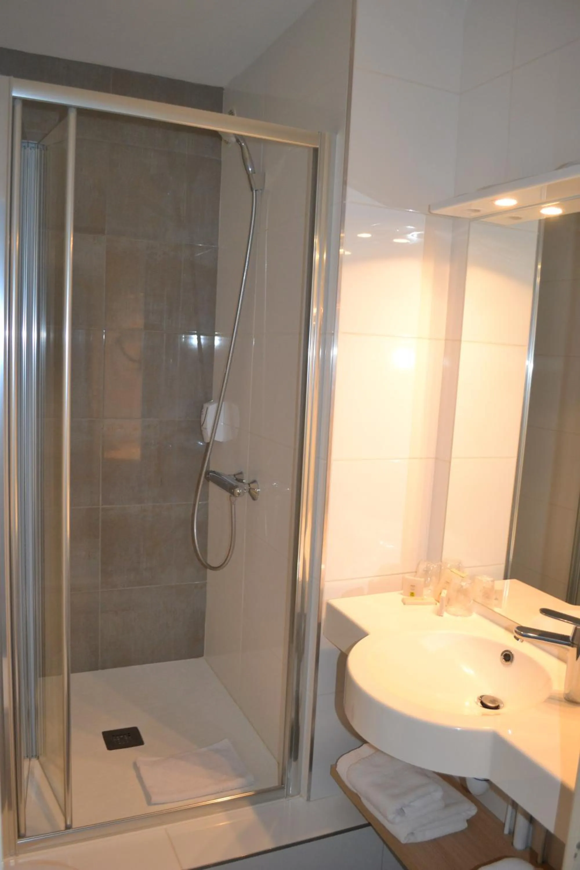 Bathroom in Hotel De Bretagne