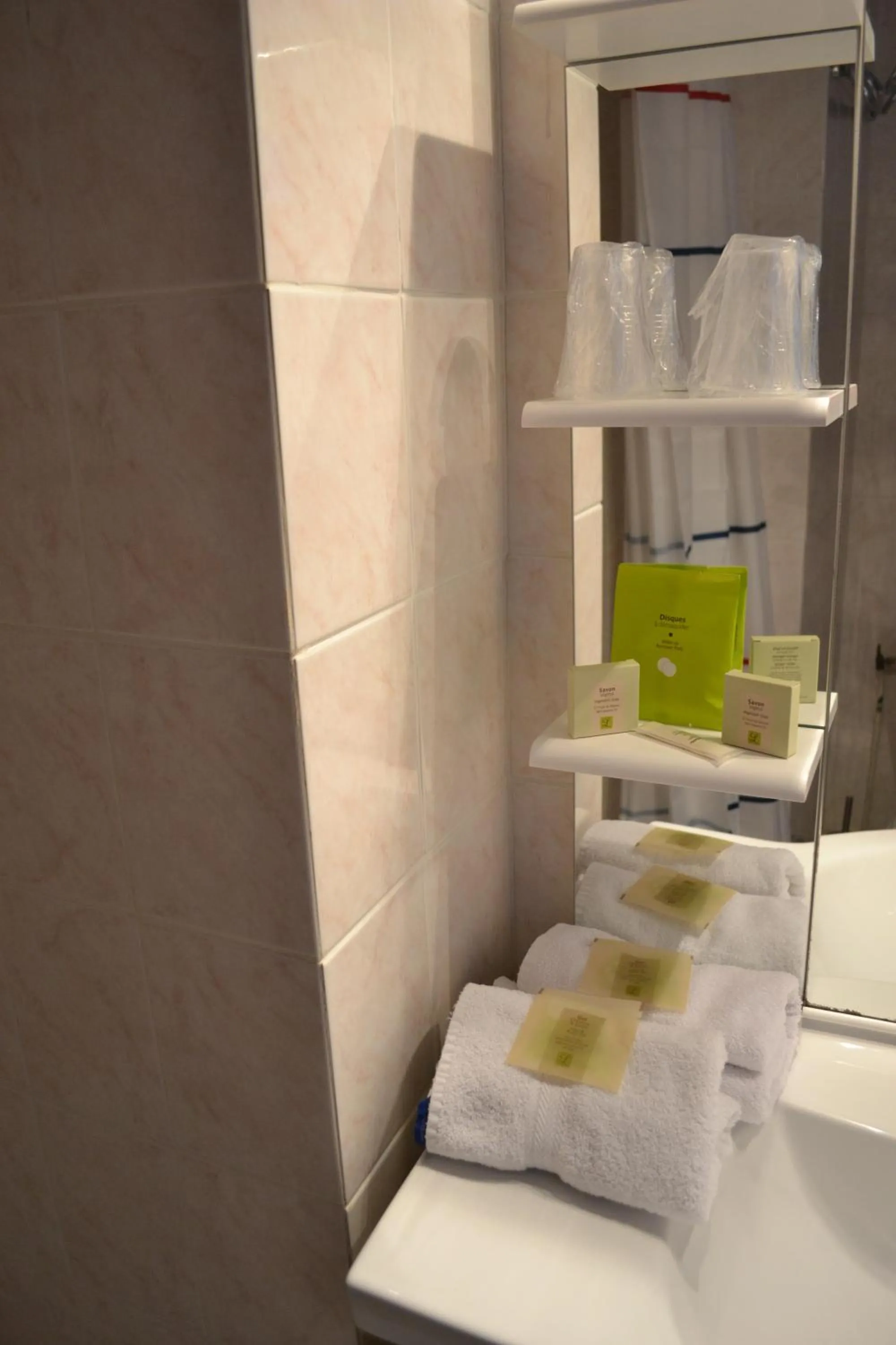 Bathroom in Hotel De Bretagne