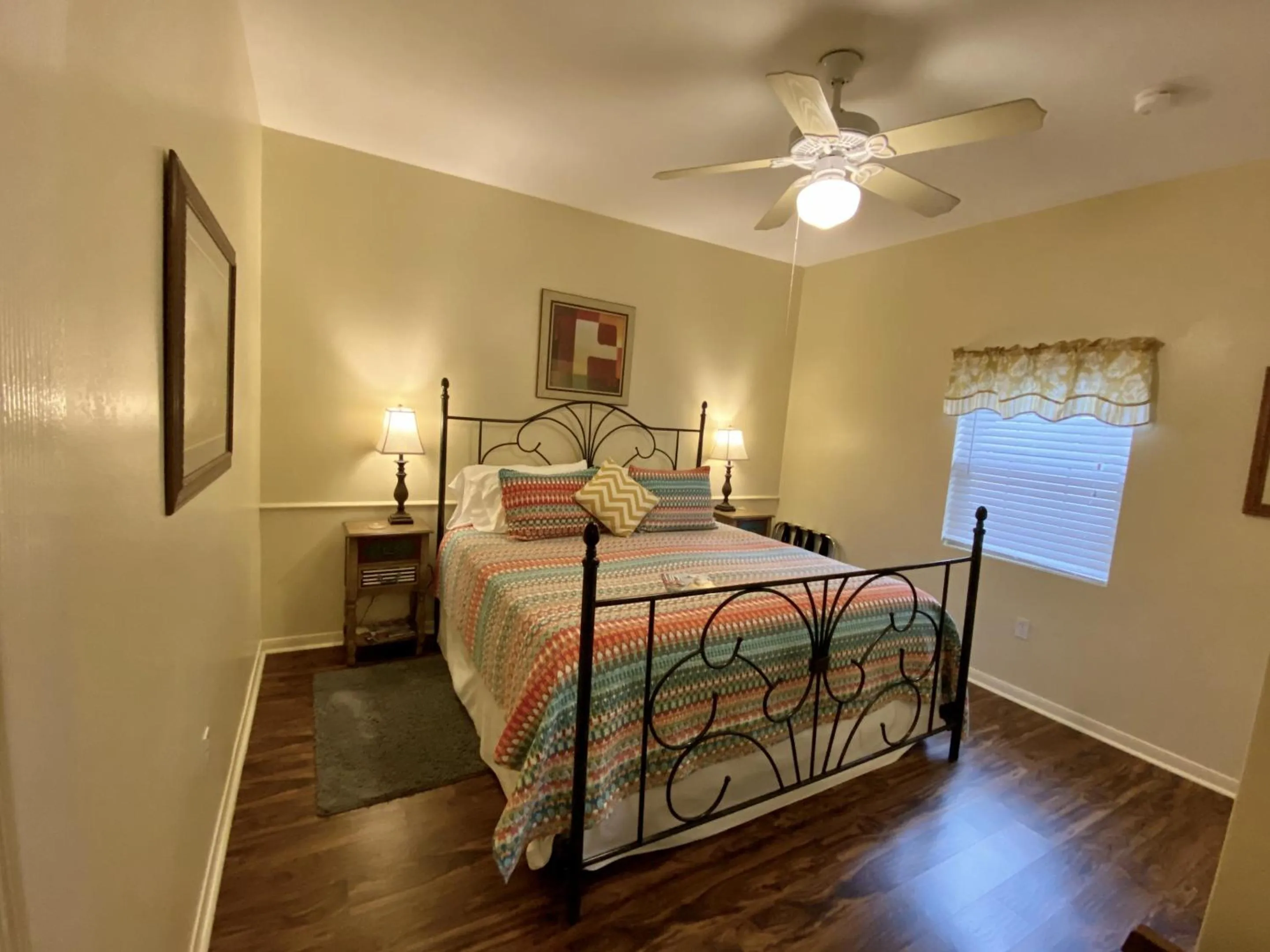 Bedroom, Bed in Comal Inn