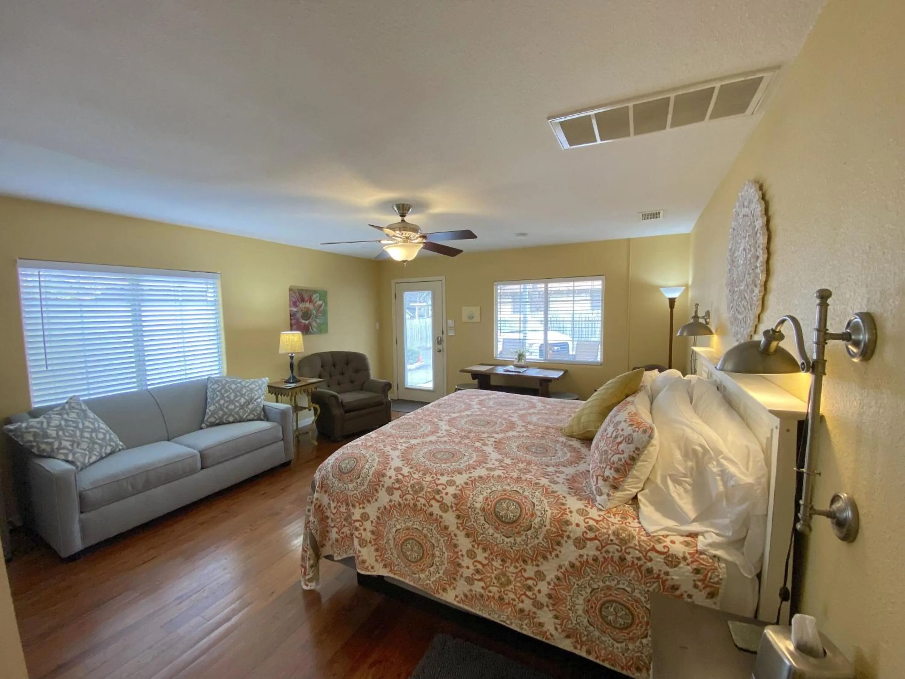 Bedroom, Bed in Comal Inn