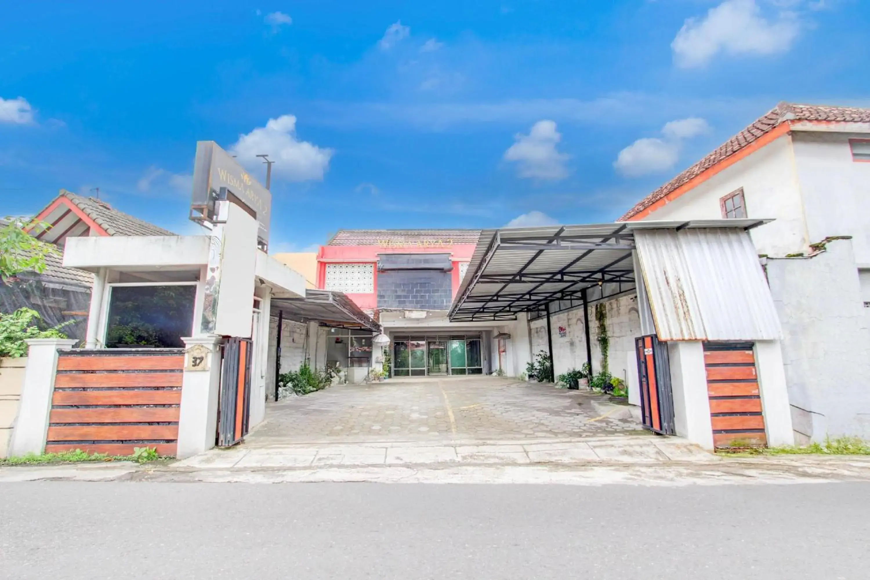 Hotel O near Plaza Ambarrukmo Yogyakarta formerly Wisma Arya 2 Hotel O near Plaza Ambarrukmo Yogyakarta formerly Wisma Arya 2