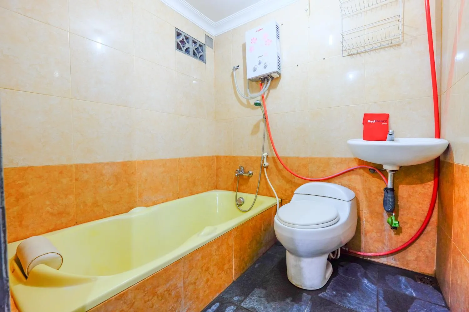 Bathroom in RedDoorz @ Jalan Setiabudi Semarang