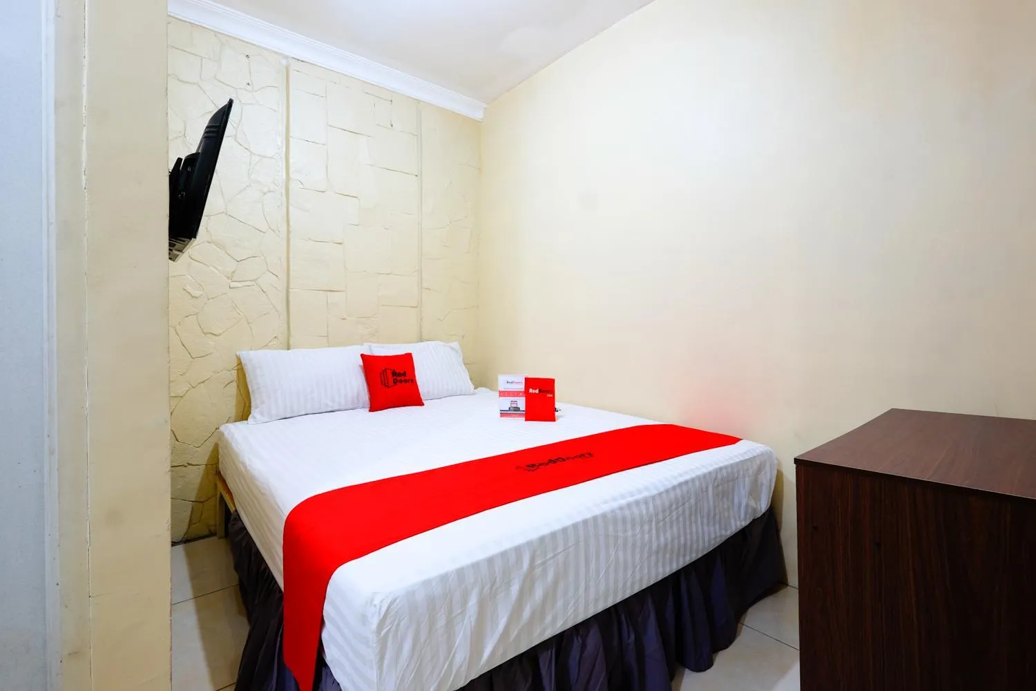 Bed in RedDoorz @ Jalan Setiabudi Semarang