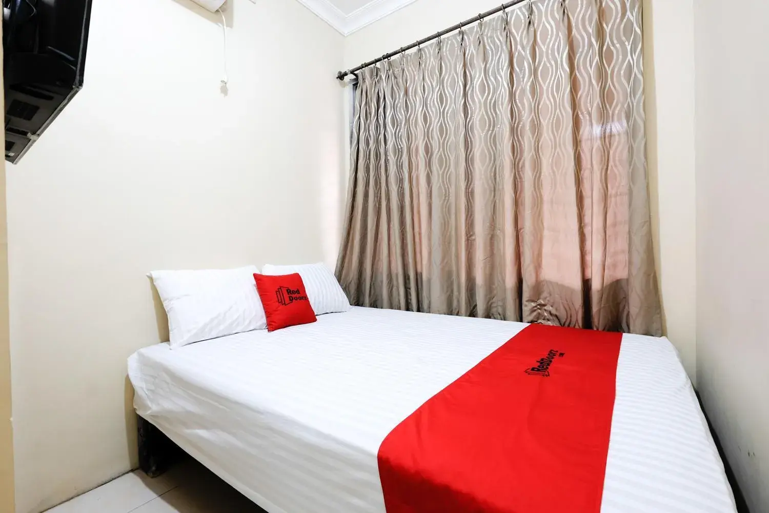 Double Room in RedDoorz @ Jalan Setiabudi Semarang Double Room in RedDoorz @ Jalan Setiabudi Semarang