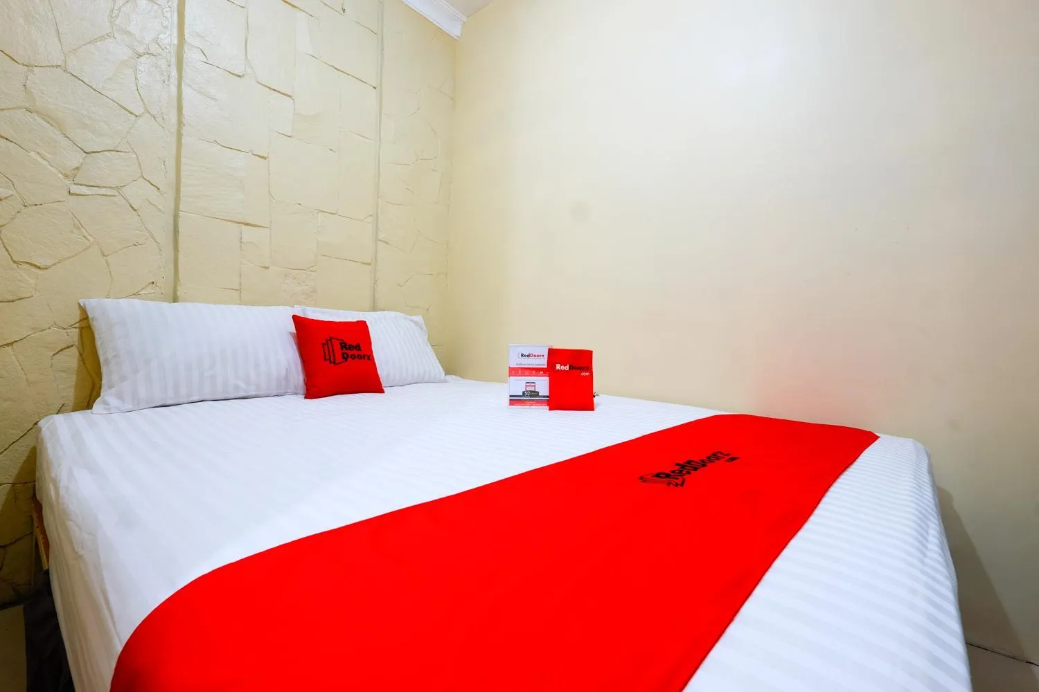 Bed in RedDoorz @ Jalan Setiabudi Semarang