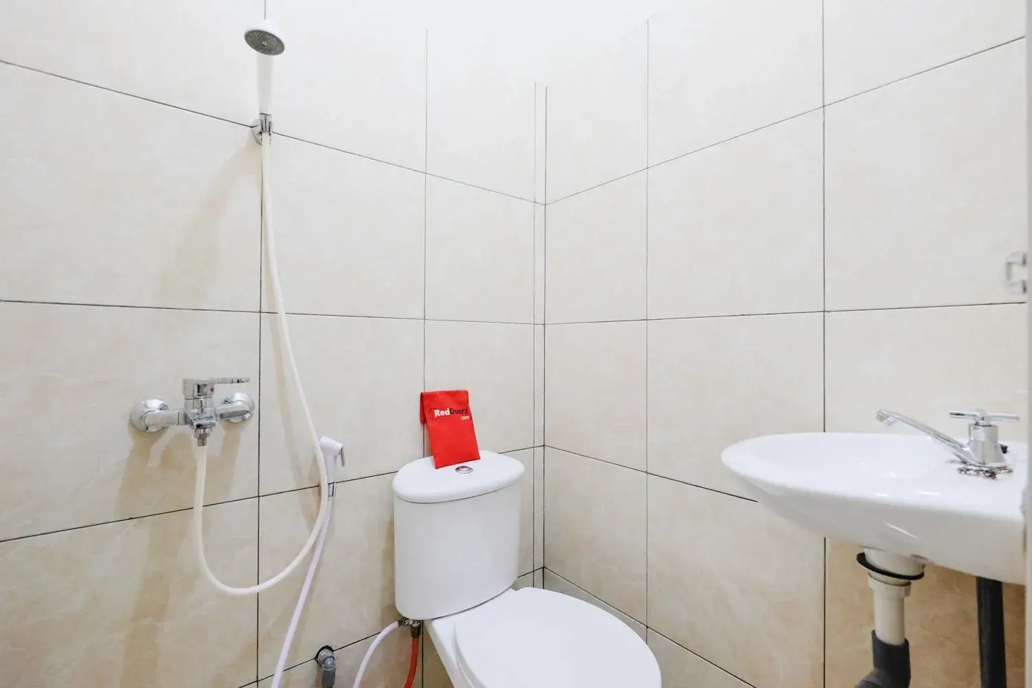 Twin Room in RedDoorz near Universitas Diponegoro Semarang Twin Room in RedDoorz near Universitas Diponegoro Semarang