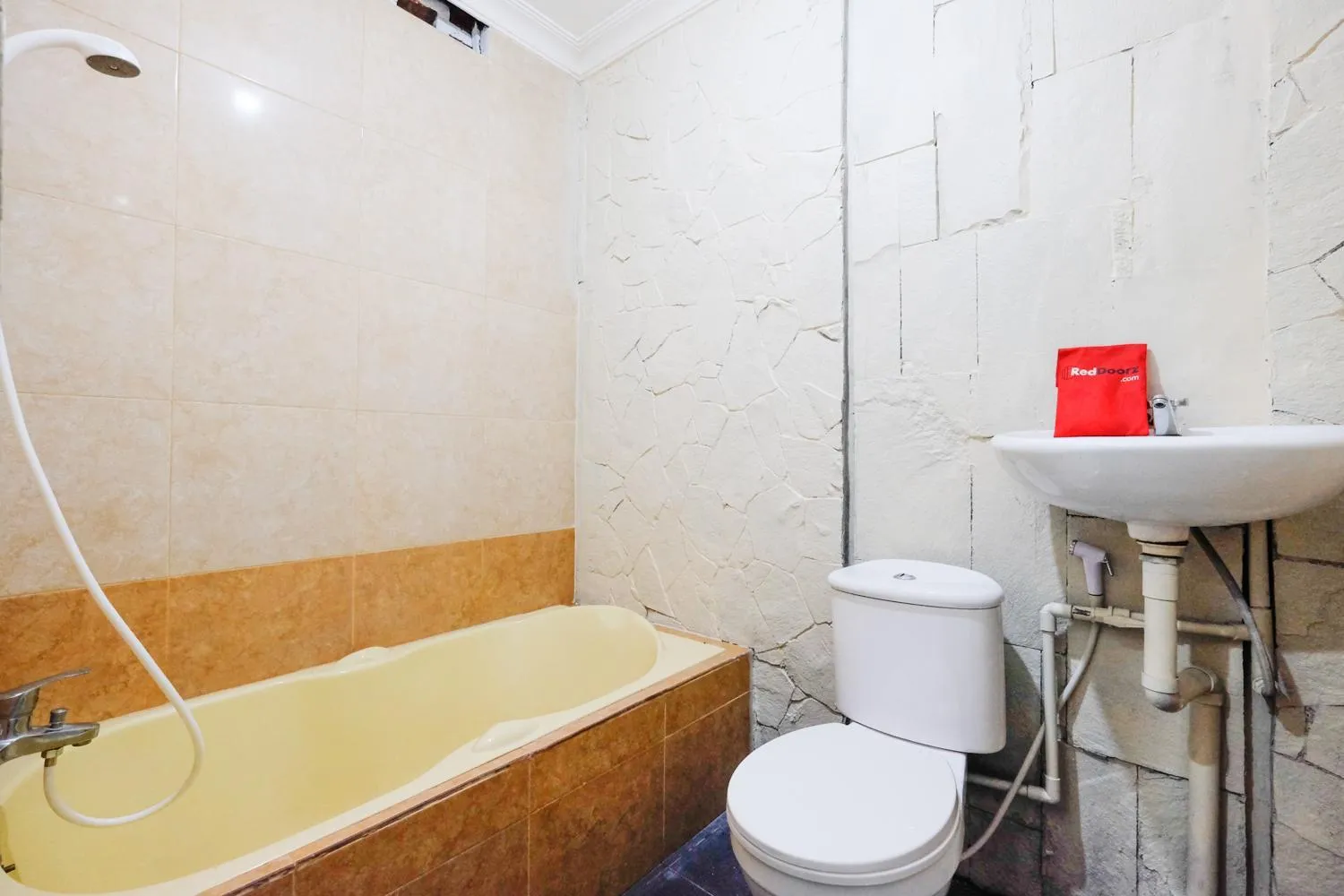 Bathroom in RedDoorz @ Jalan Setiabudi Semarang