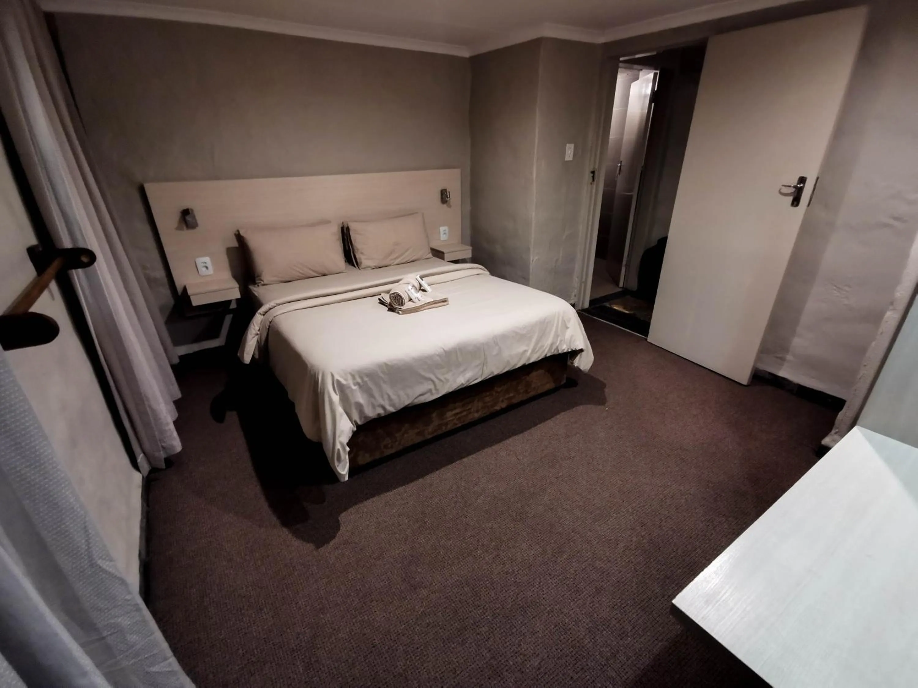 Photo of the whole room in Umuzi Lodge