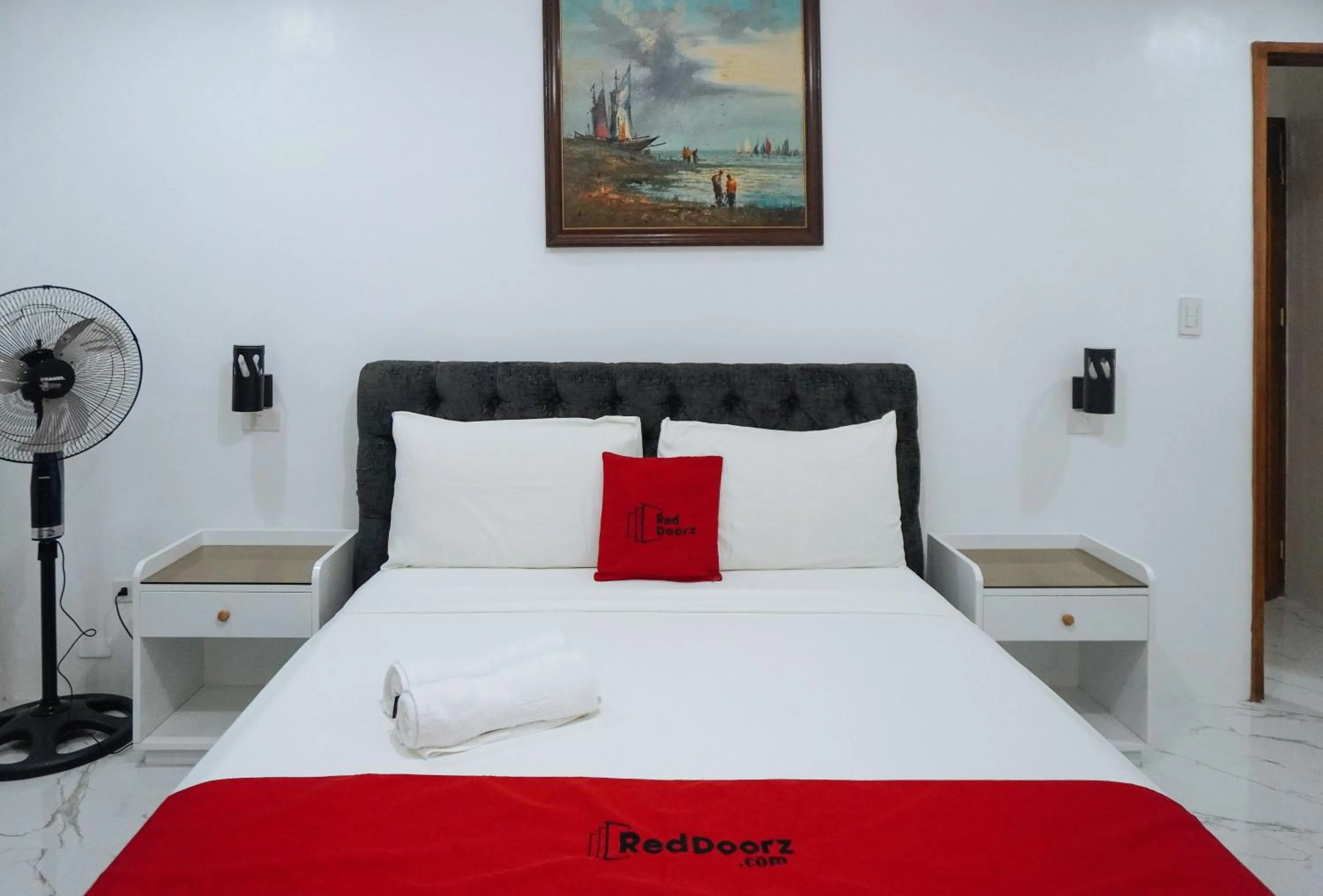 Photo of the whole room, Bed in RedDoorz at La Casa Guesthouse former RedDoorz at Tamarind Street Angeles City