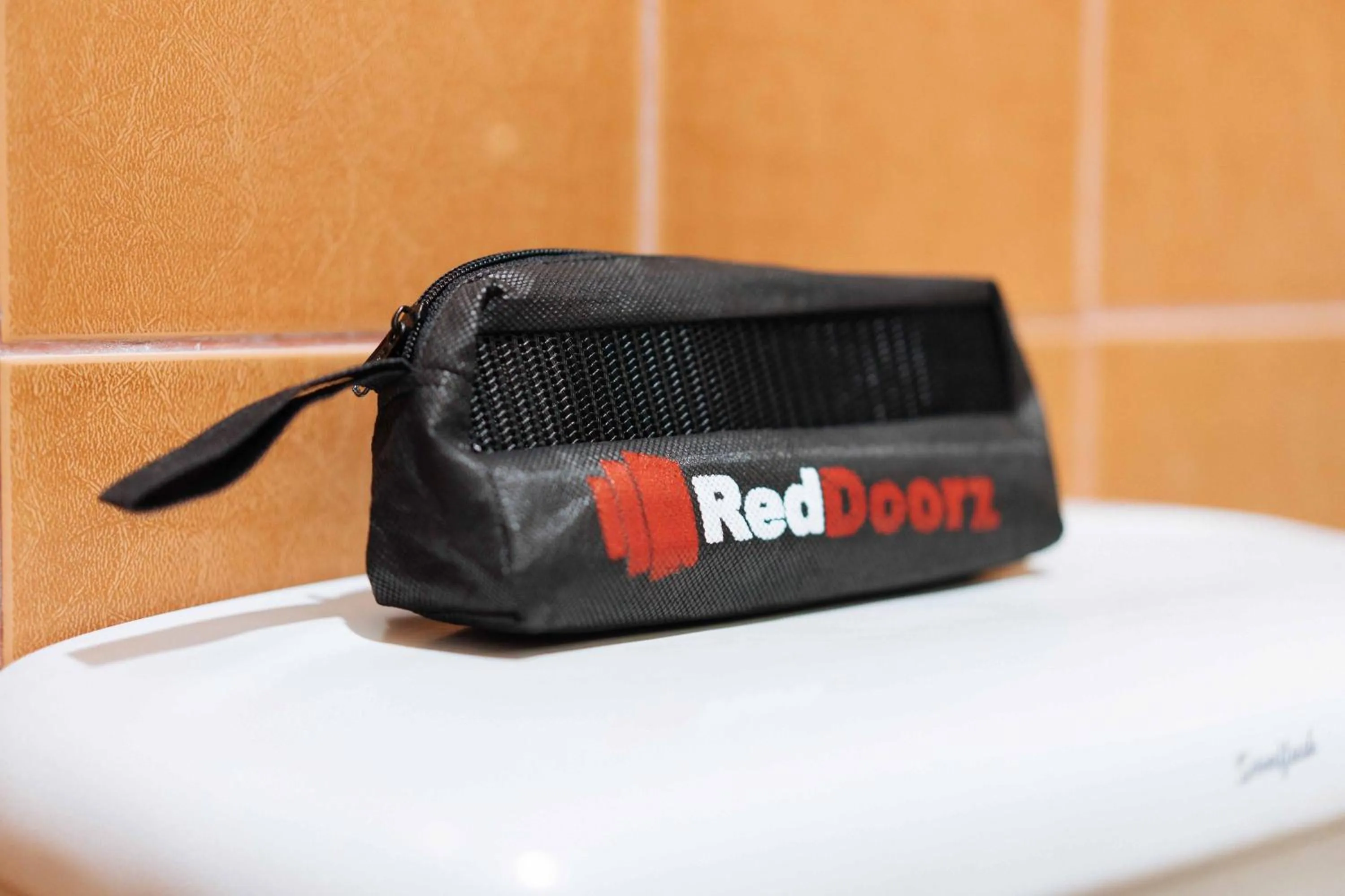 Bathroom in RedDoorz at La Casa Guesthouse former RedDoorz at Tamarind Street Angeles City