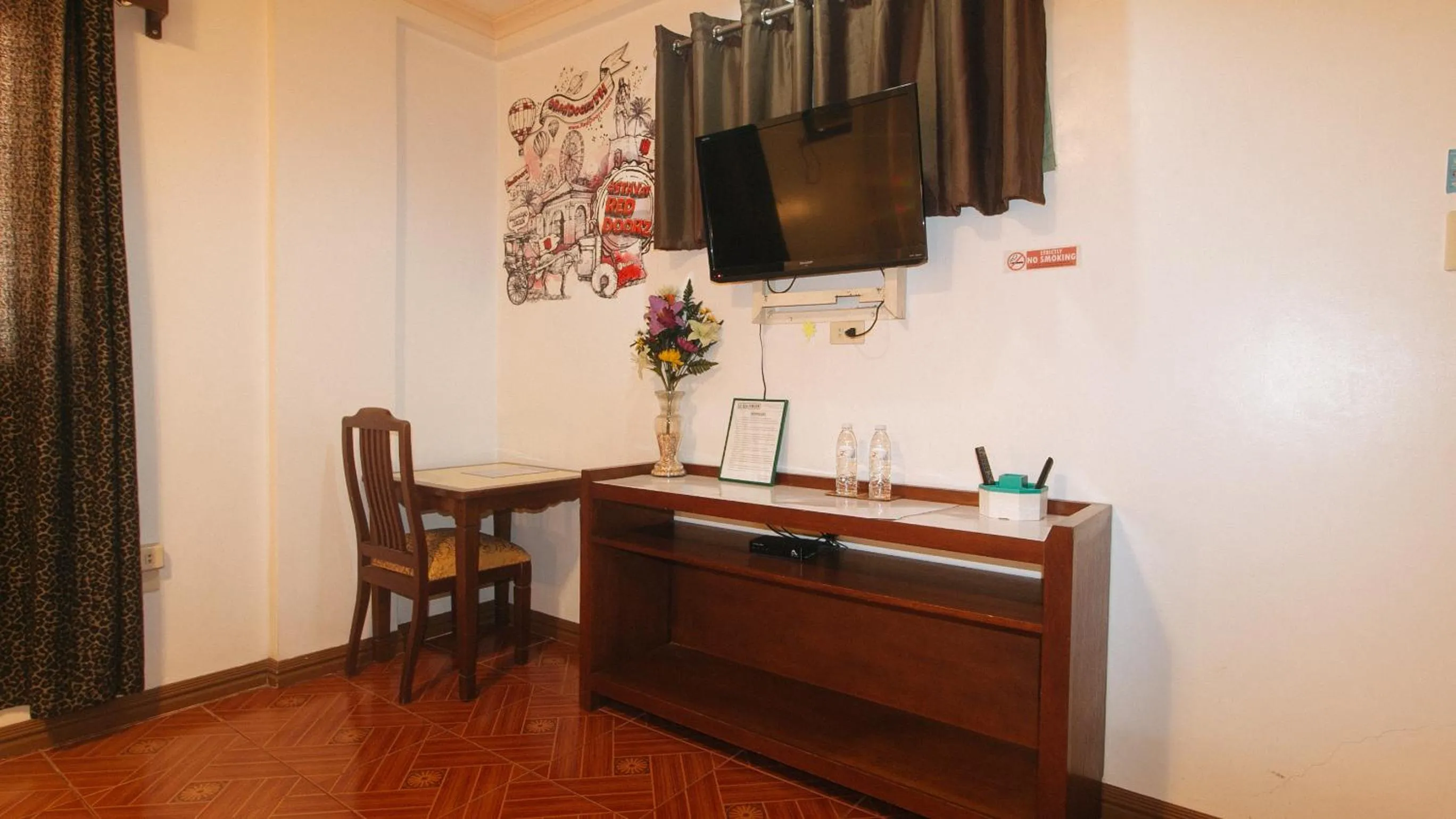 TV and multimedia in RedDoorz at La Casa Guesthouse former RedDoorz at Tamarind Street Angeles City