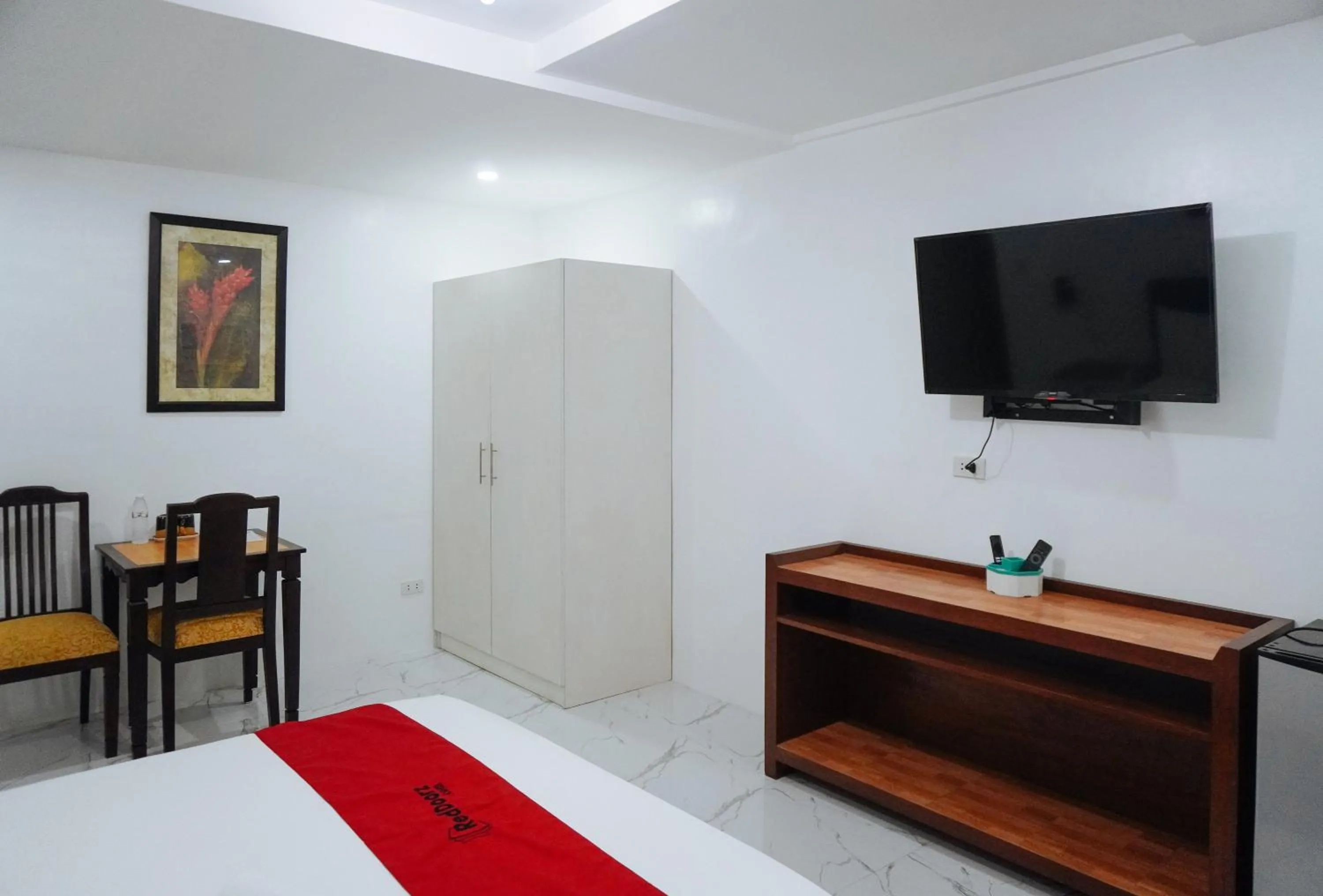 TV and multimedia in RedDoorz at La Casa Guesthouse former RedDoorz at Tamarind Street Angeles City