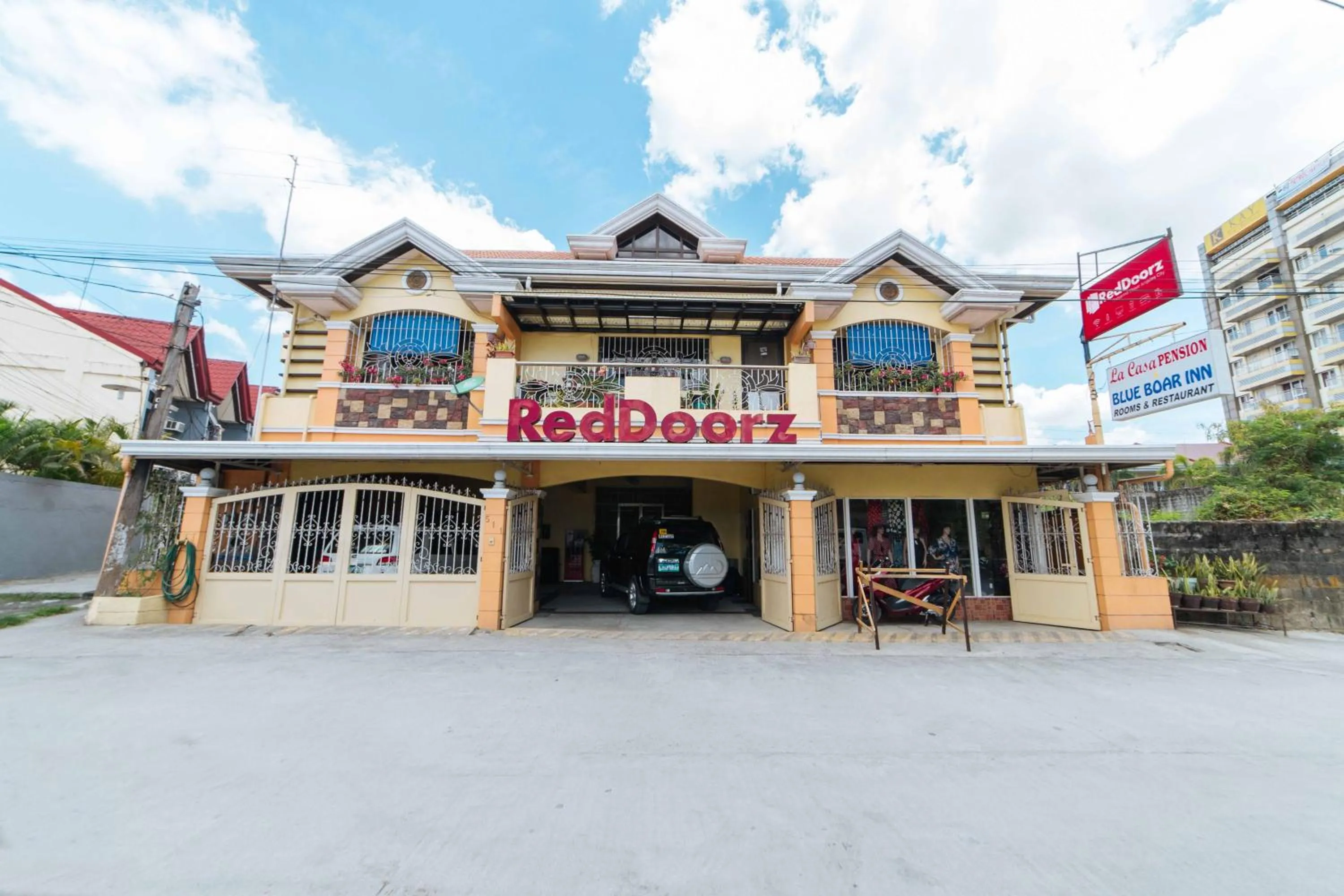 Property building in RedDoorz at La Casa Guesthouse former RedDoorz at Tamarind Street Angeles City