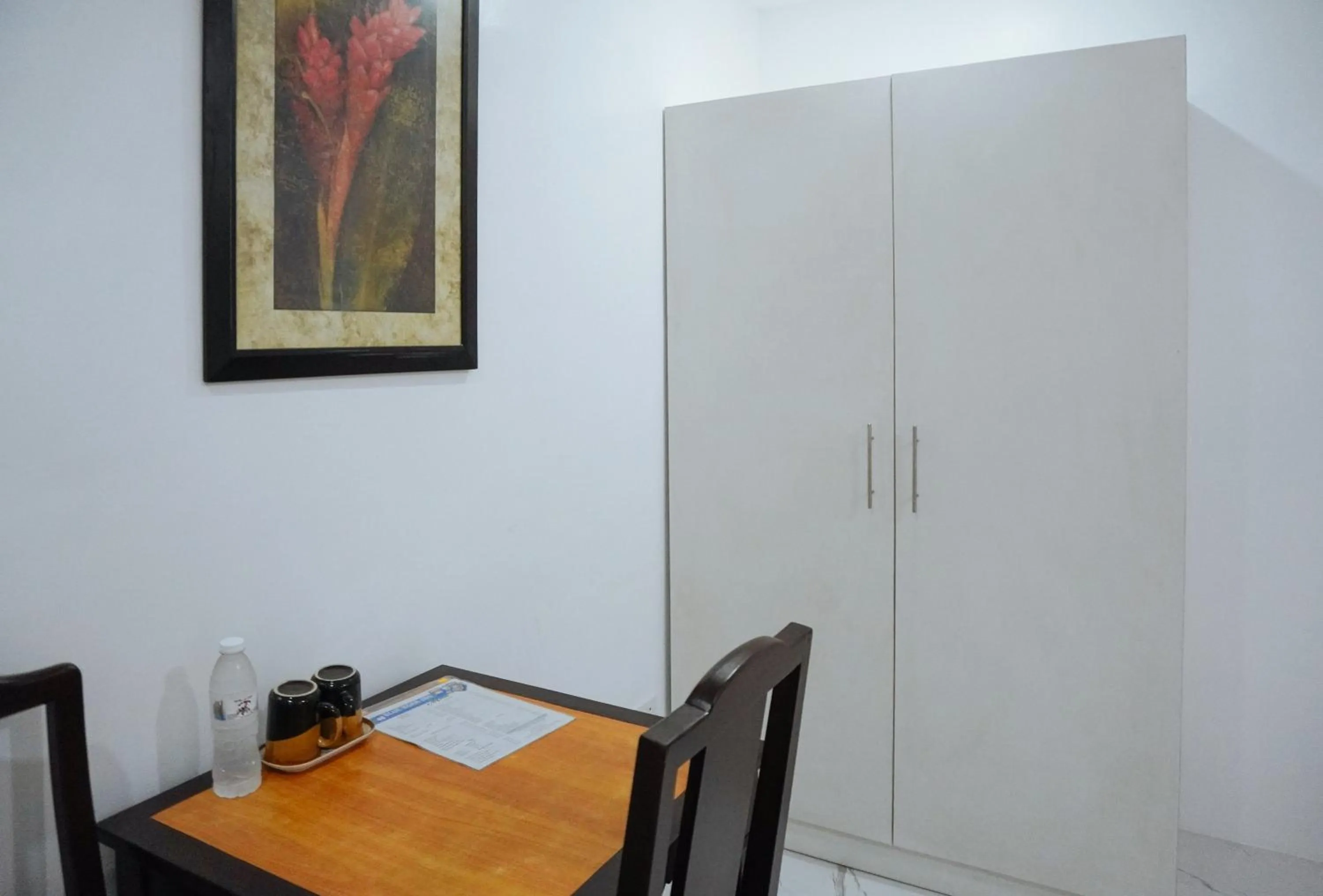 Dining area in RedDoorz at La Casa Guesthouse former RedDoorz at Tamarind Street Angeles City