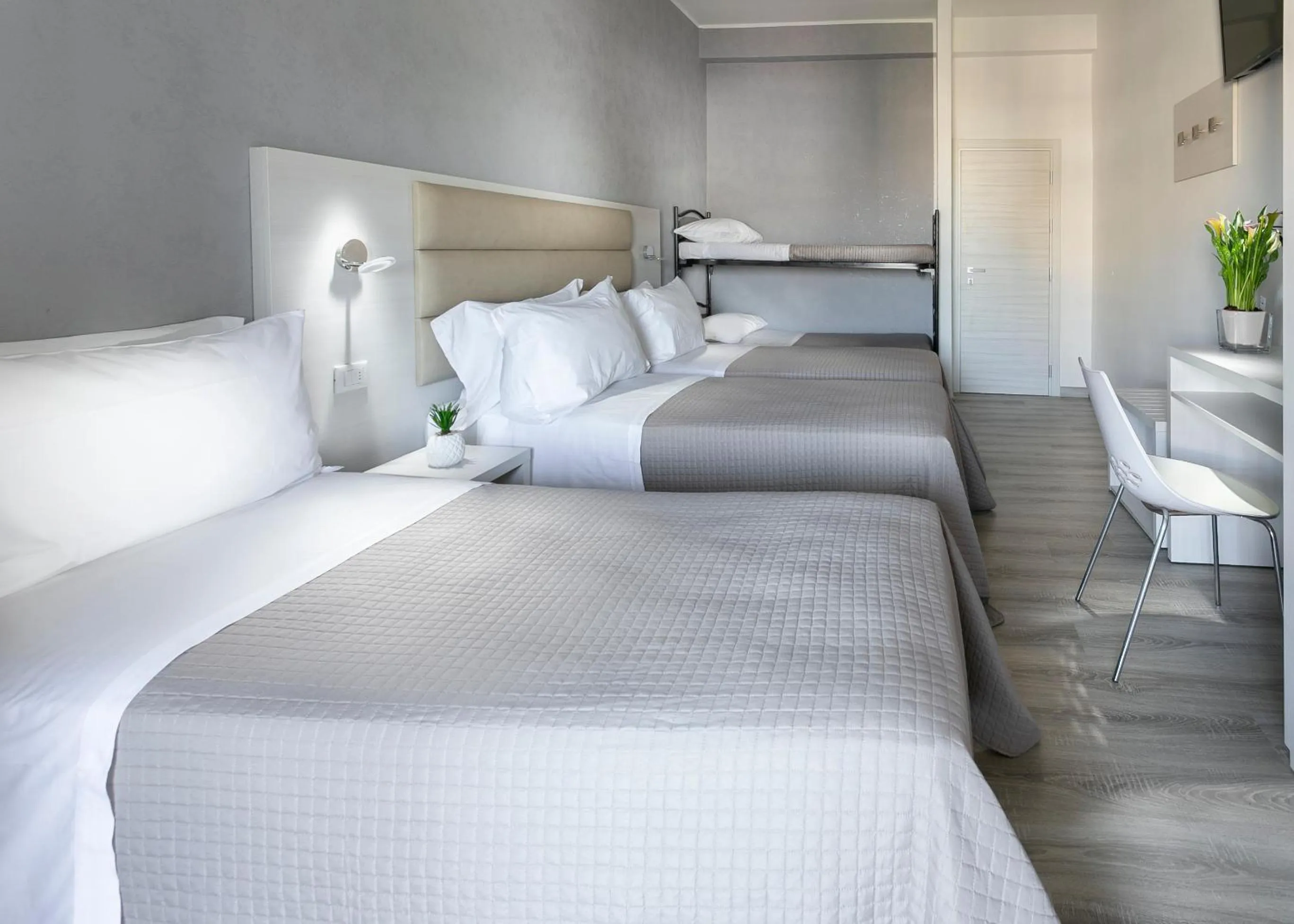 Balcony/Terrace, Bed in HOTEL ZANARINI in CENTRO a Riccione