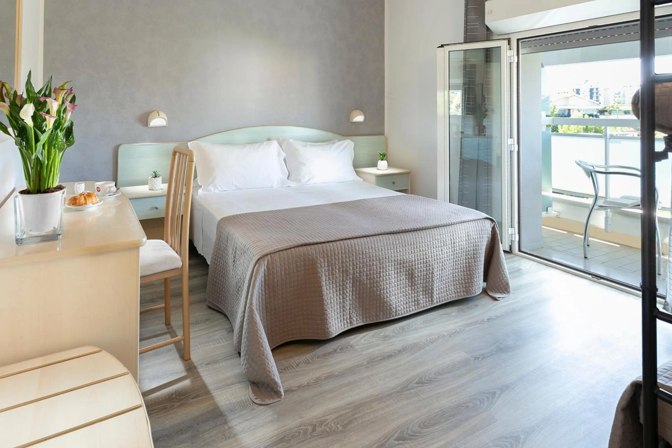 Balcony/Terrace, Bed in HOTEL ZANARINI in CENTRO a Riccione