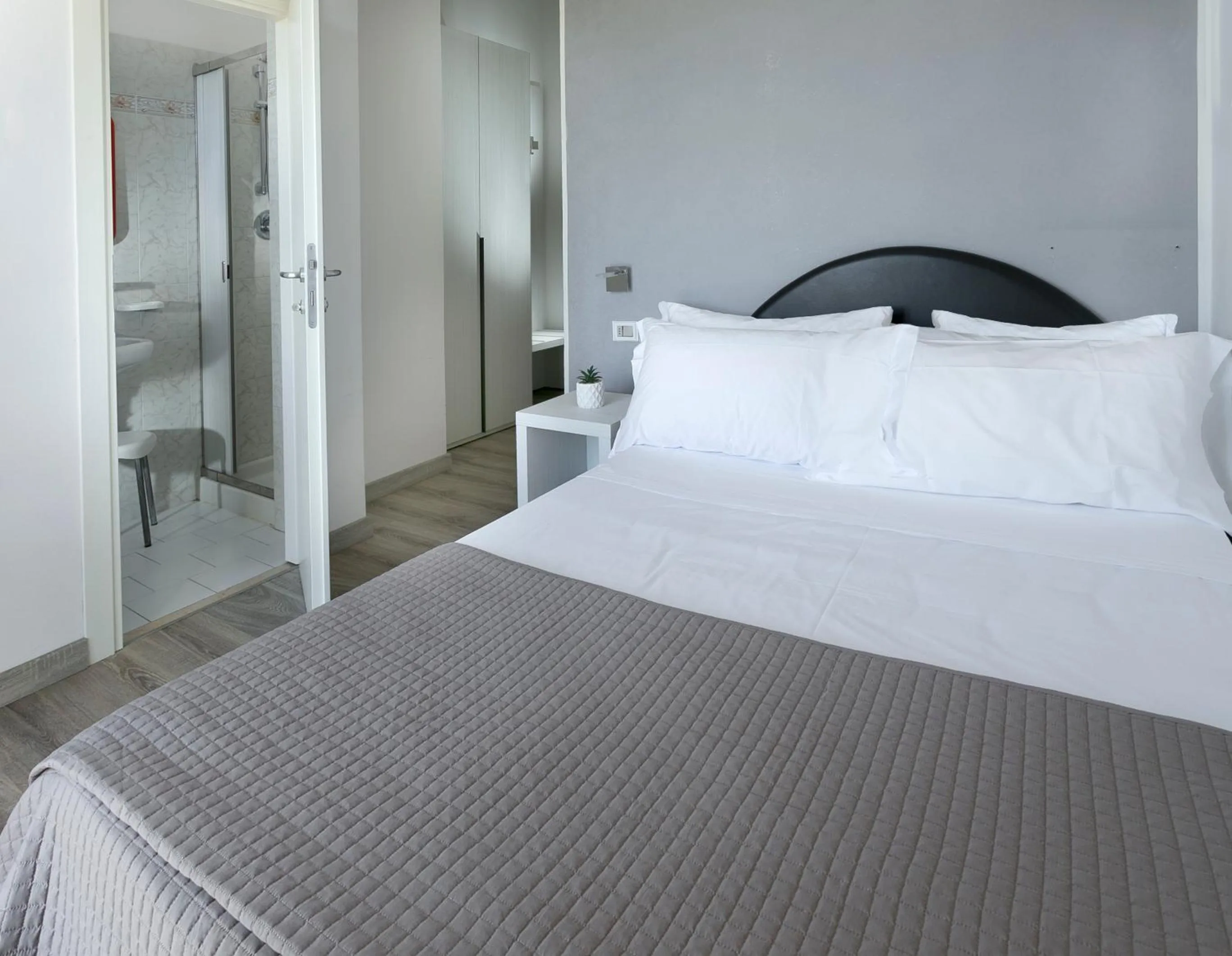 Balcony/Terrace, Bed in HOTEL ZANARINI in CENTRO a Riccione